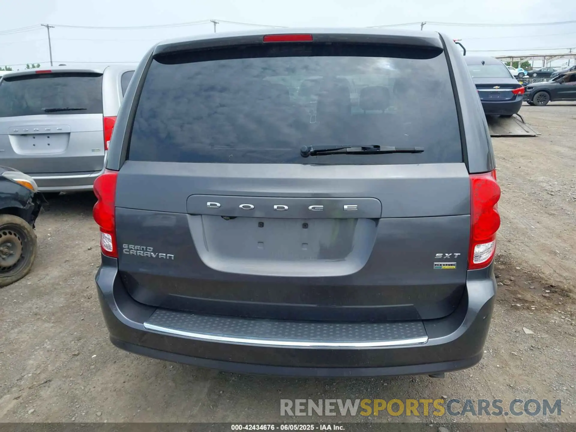 16 Photograph of a damaged car 2C4RDGBGXKR602069 DODGE GRAND CARAVAN 2019