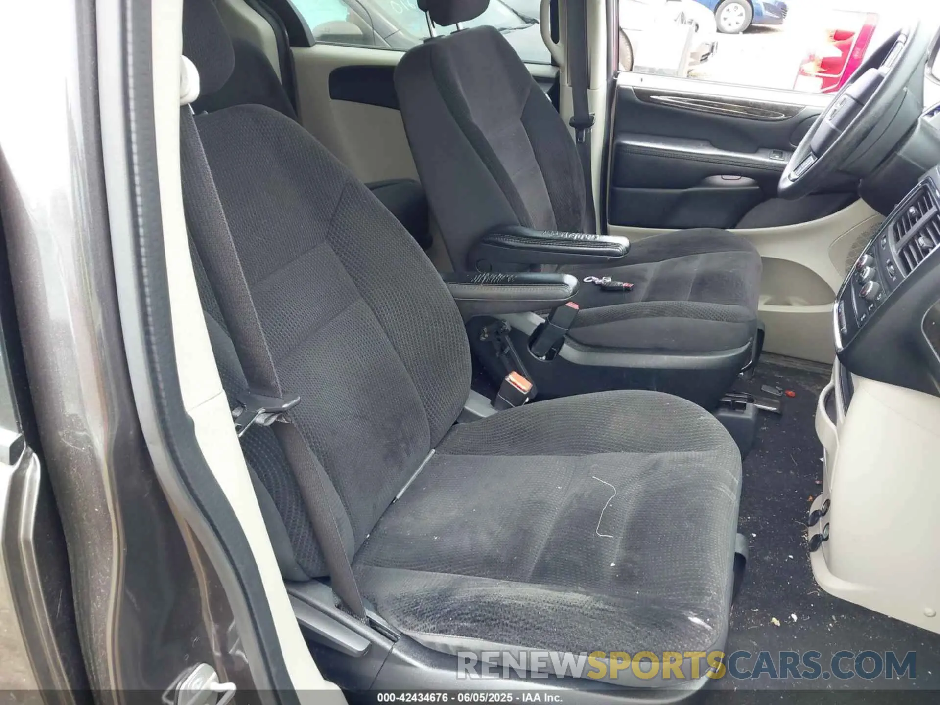 5 Photograph of a damaged car 2C4RDGBGXKR602069 DODGE GRAND CARAVAN 2019