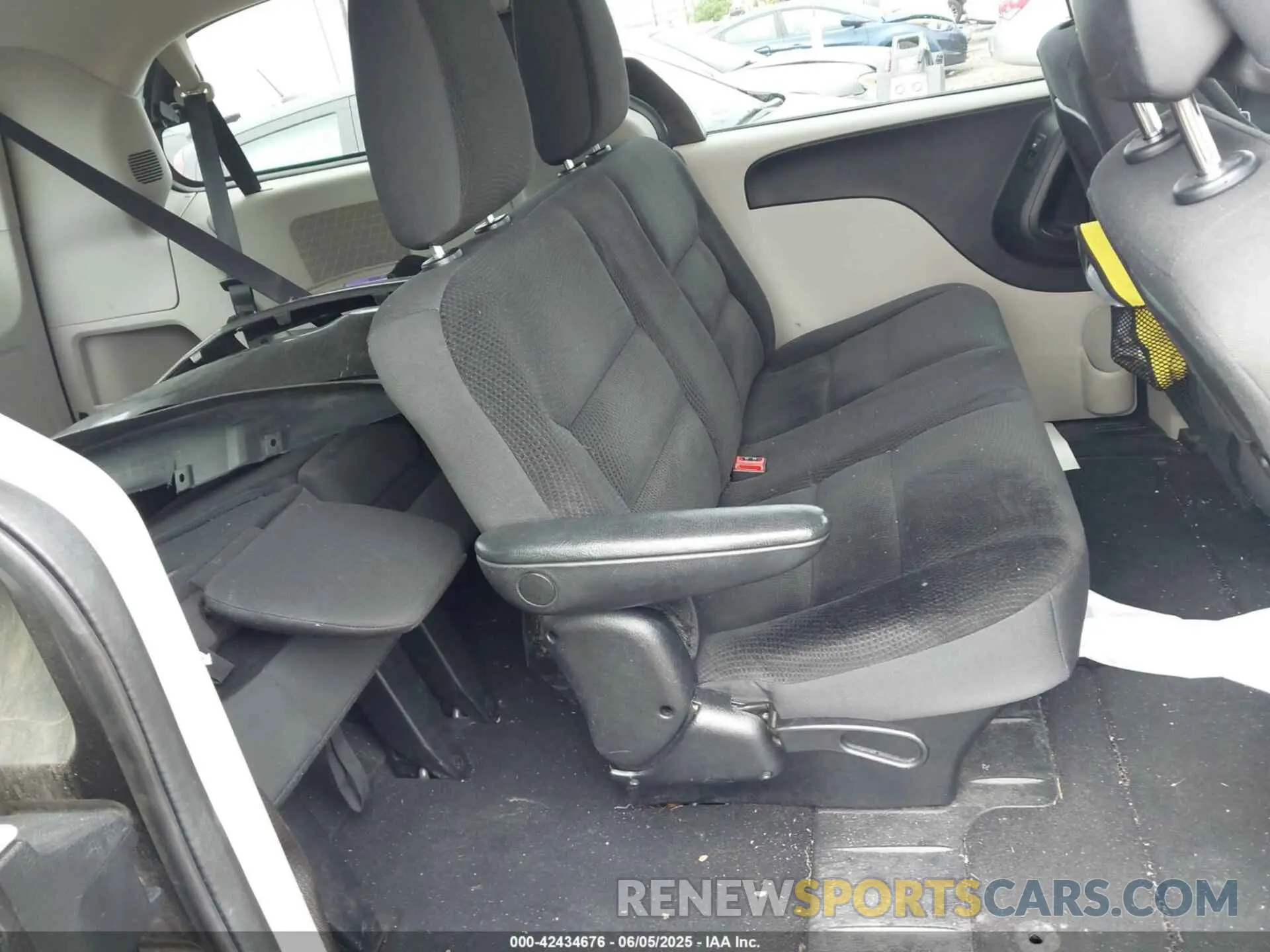 8 Photograph of a damaged car 2C4RDGBGXKR602069 DODGE GRAND CARAVAN 2019
