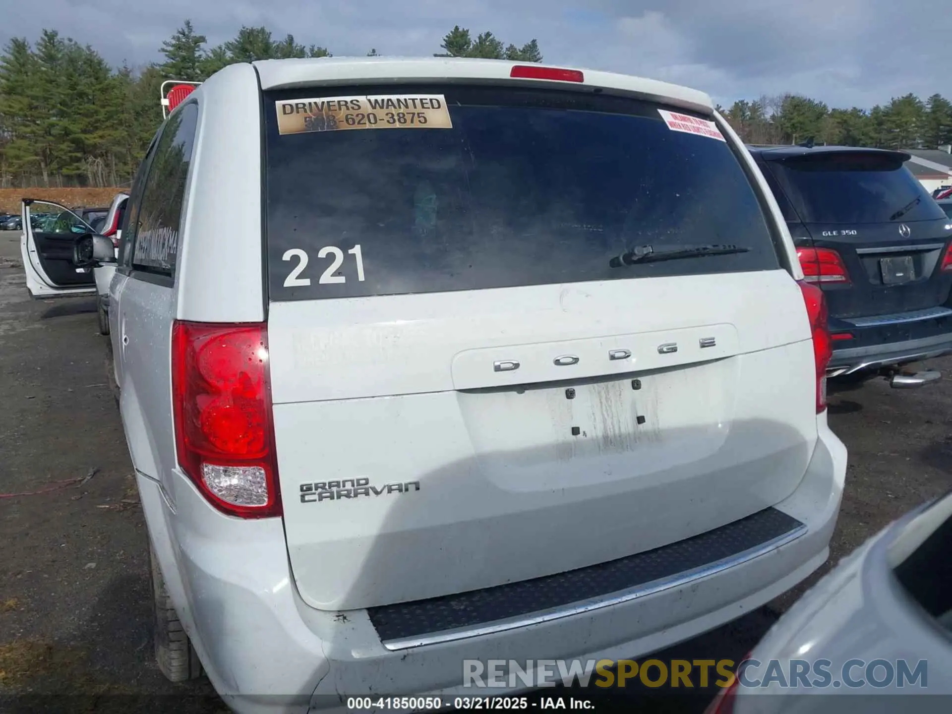 17 Photograph of a damaged car 2C4RDGBGXKR608275 DODGE GRAND CARAVAN 2019