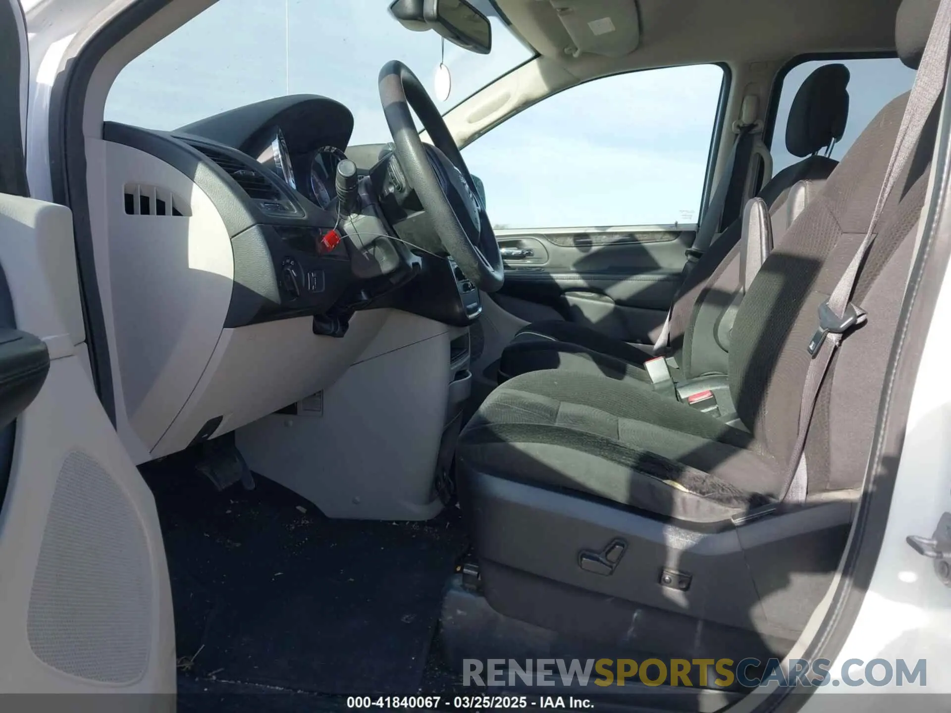 5 Photograph of a damaged car 2C4RDGBGXKR682747 DODGE GRAND CARAVAN 2019