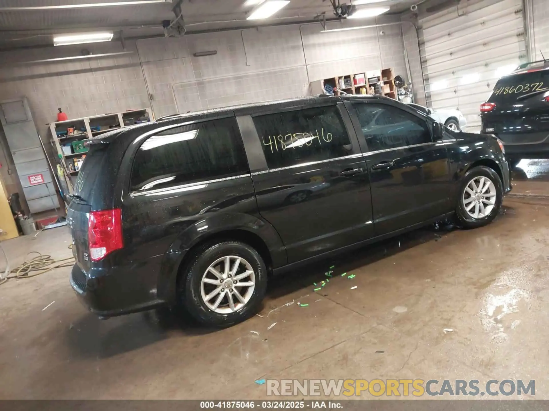 4 Photograph of a damaged car 2C4RDGCG0KR541927 DODGE GRAND CARAVAN 2019