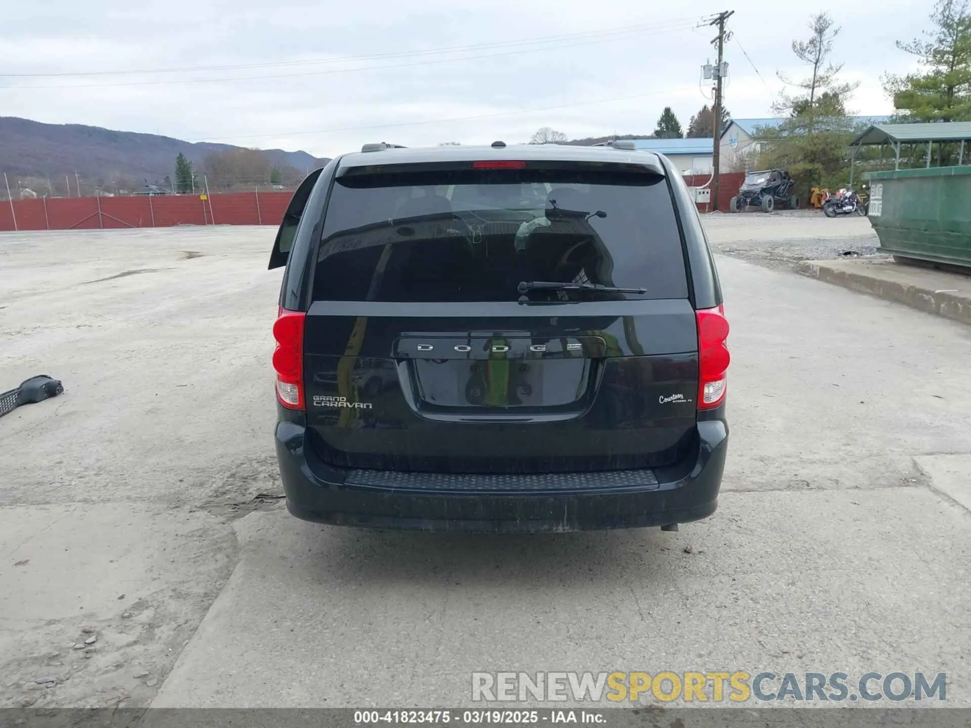 17 Photograph of a damaged car 2C4RDGCG0KR547100 DODGE GRAND CARAVAN 2019