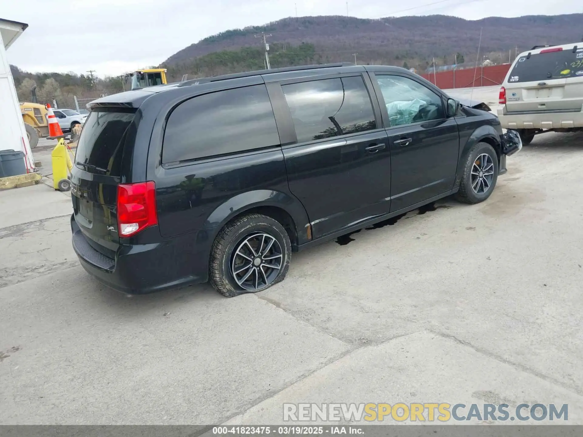 4 Photograph of a damaged car 2C4RDGCG0KR547100 DODGE GRAND CARAVAN 2019