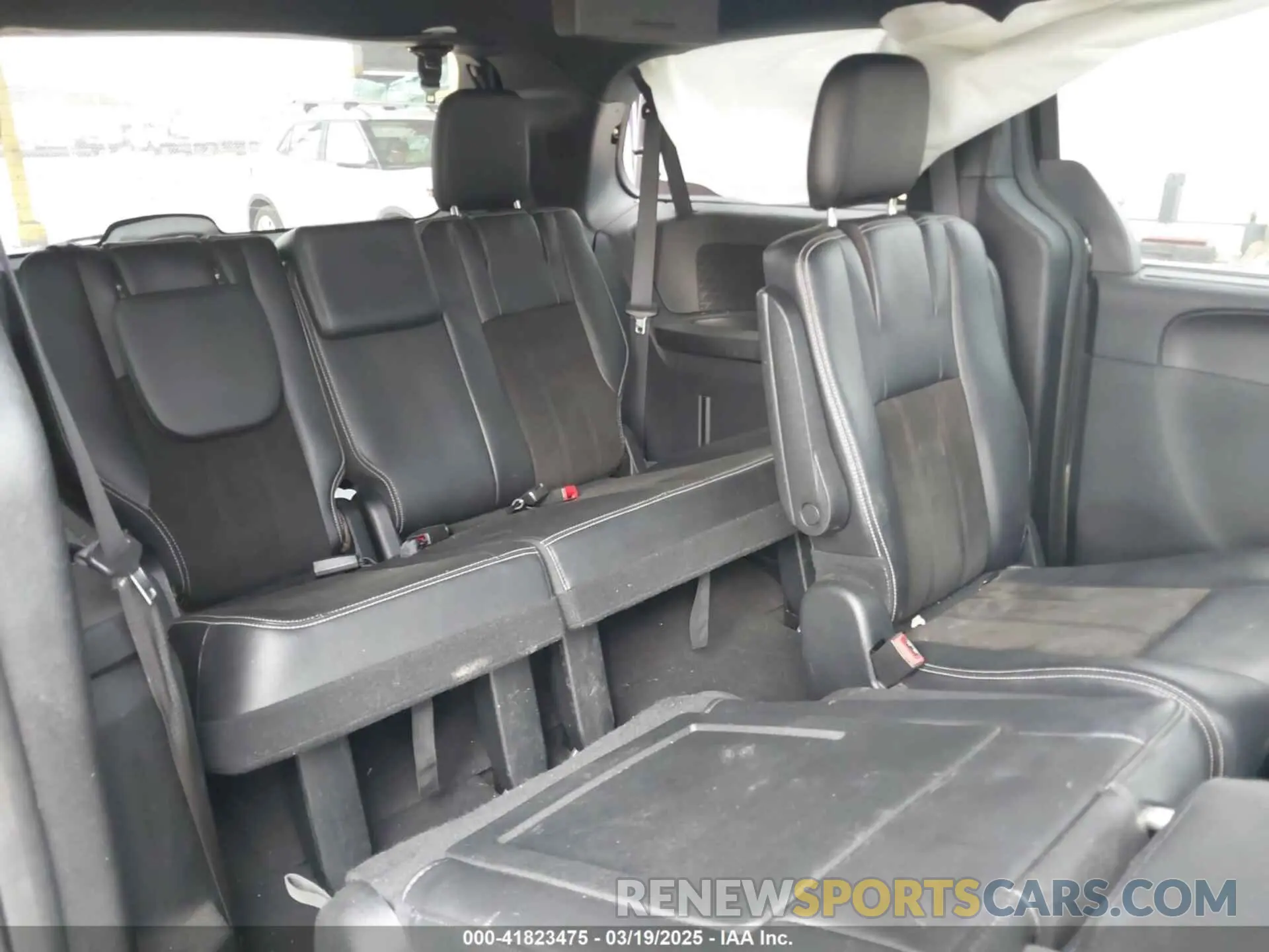 8 Photograph of a damaged car 2C4RDGCG0KR547100 DODGE GRAND CARAVAN 2019