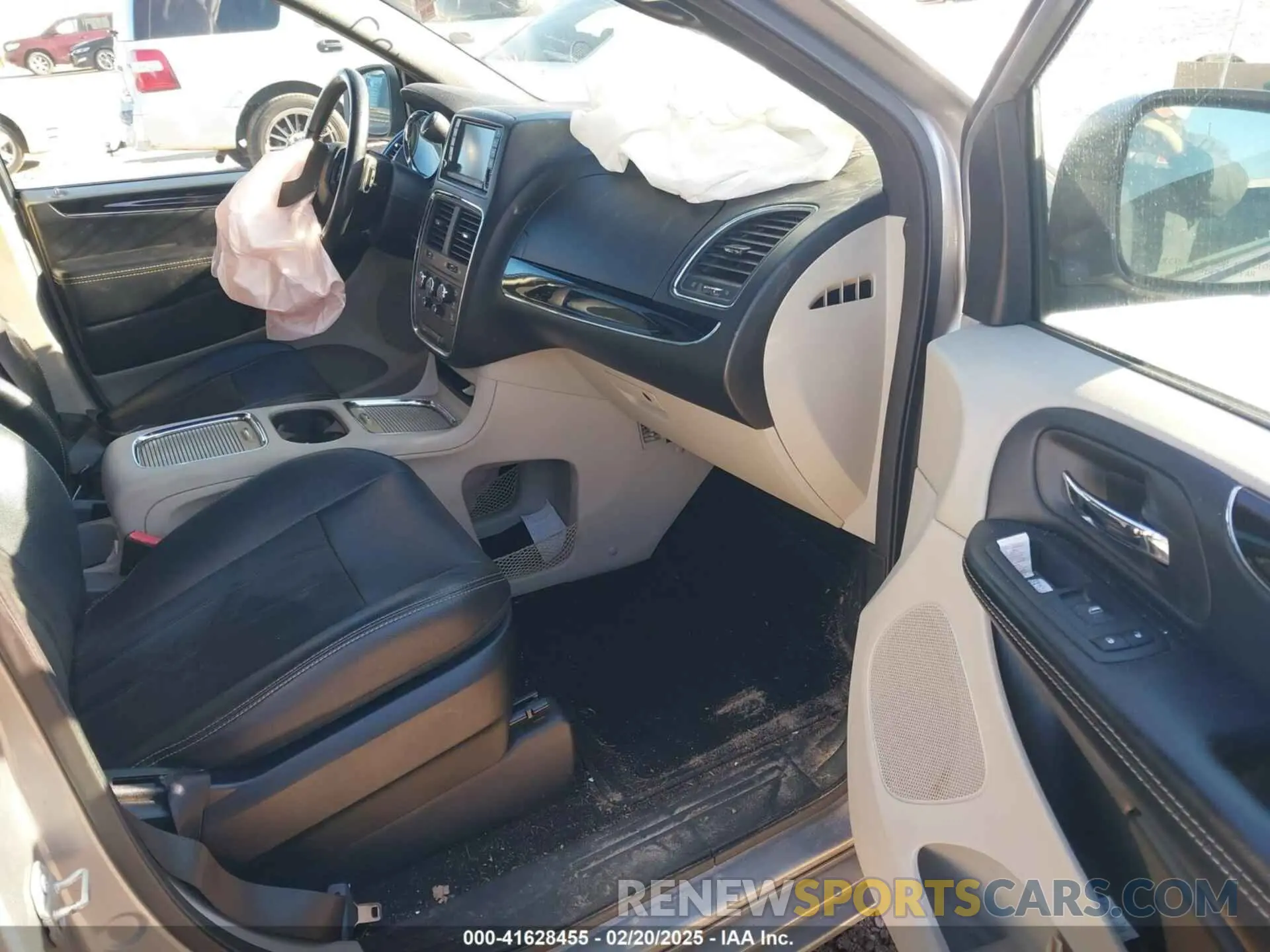 5 Photograph of a damaged car 2C4RDGCG0KR563751 DODGE GRAND CARAVAN 2019