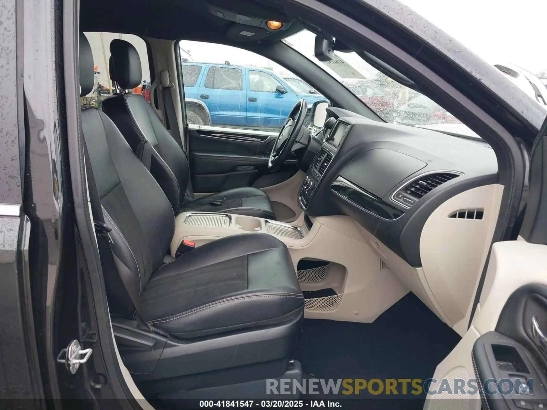 5 Photograph of a damaged car 2C4RDGCG0KR595339 DODGE GRAND CARAVAN 2019
