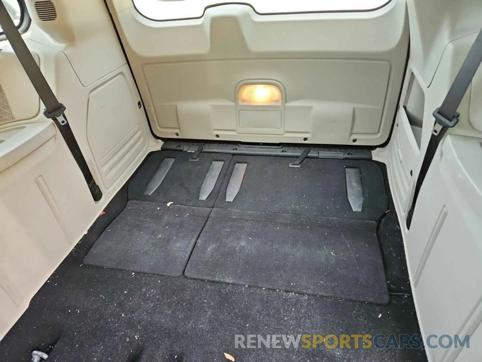 16 Photograph of a damaged car 2C4RDGCG0KR600359 DODGE GRAND CARAVAN 2019