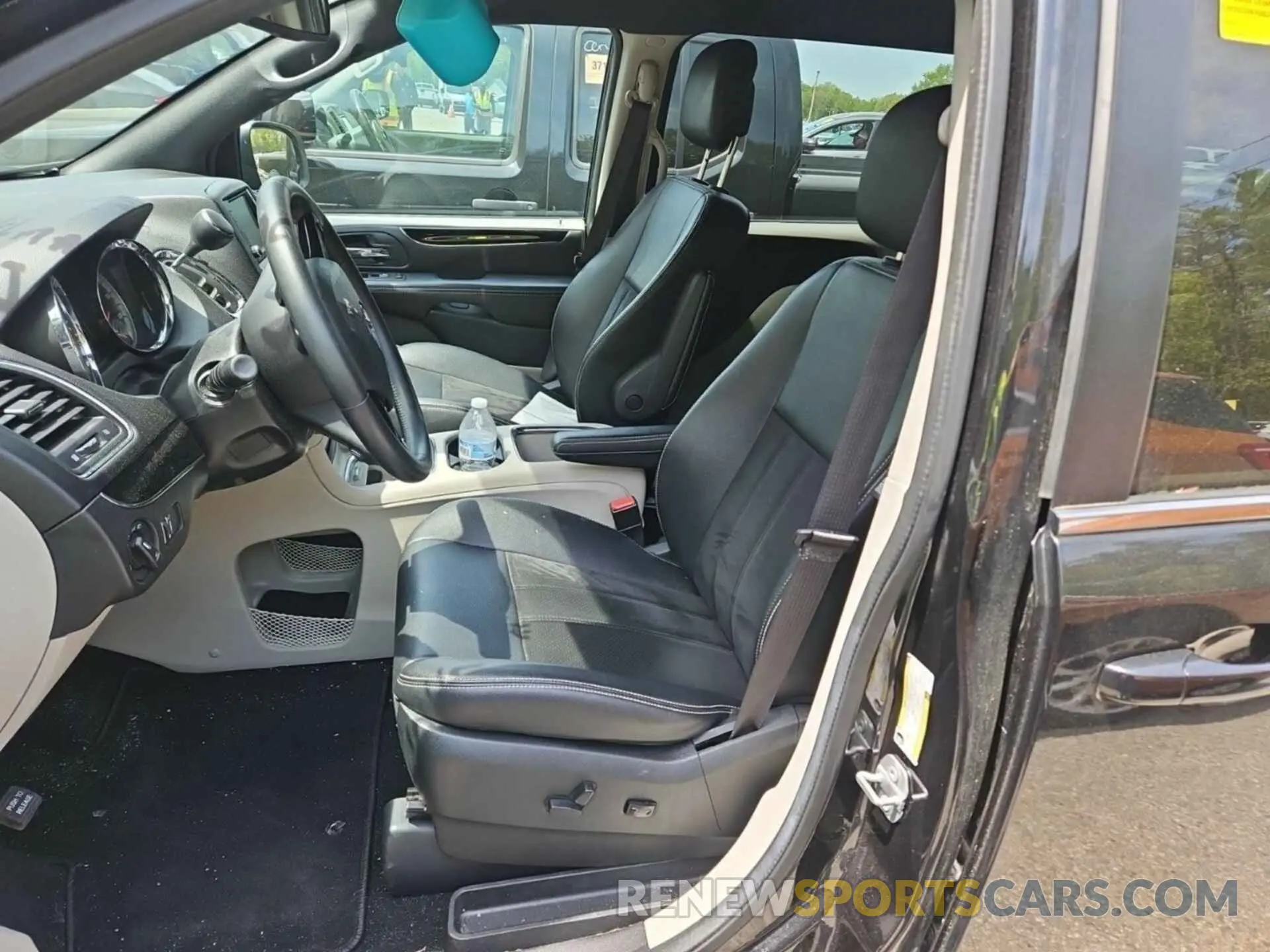 25 Photograph of a damaged car 2C4RDGCG0KR600359 DODGE GRAND CARAVAN 2019