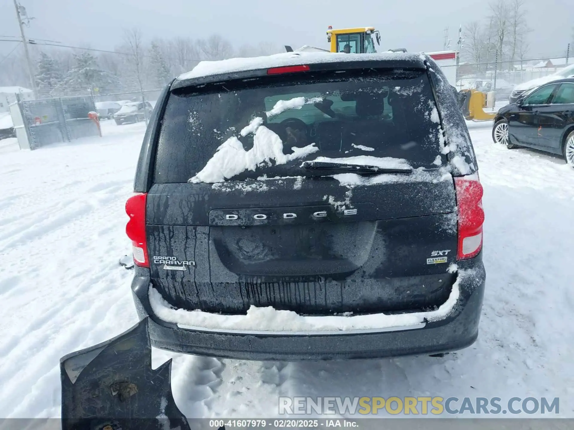 17 Photograph of a damaged car 2C4RDGCG0KR614438 DODGE GRAND CARAVAN 2019