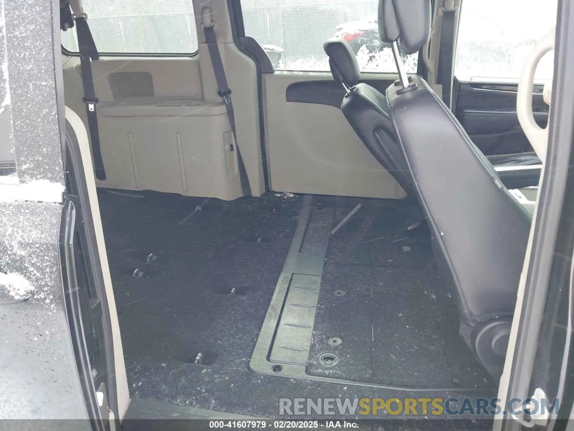 8 Photograph of a damaged car 2C4RDGCG0KR614438 DODGE GRAND CARAVAN 2019