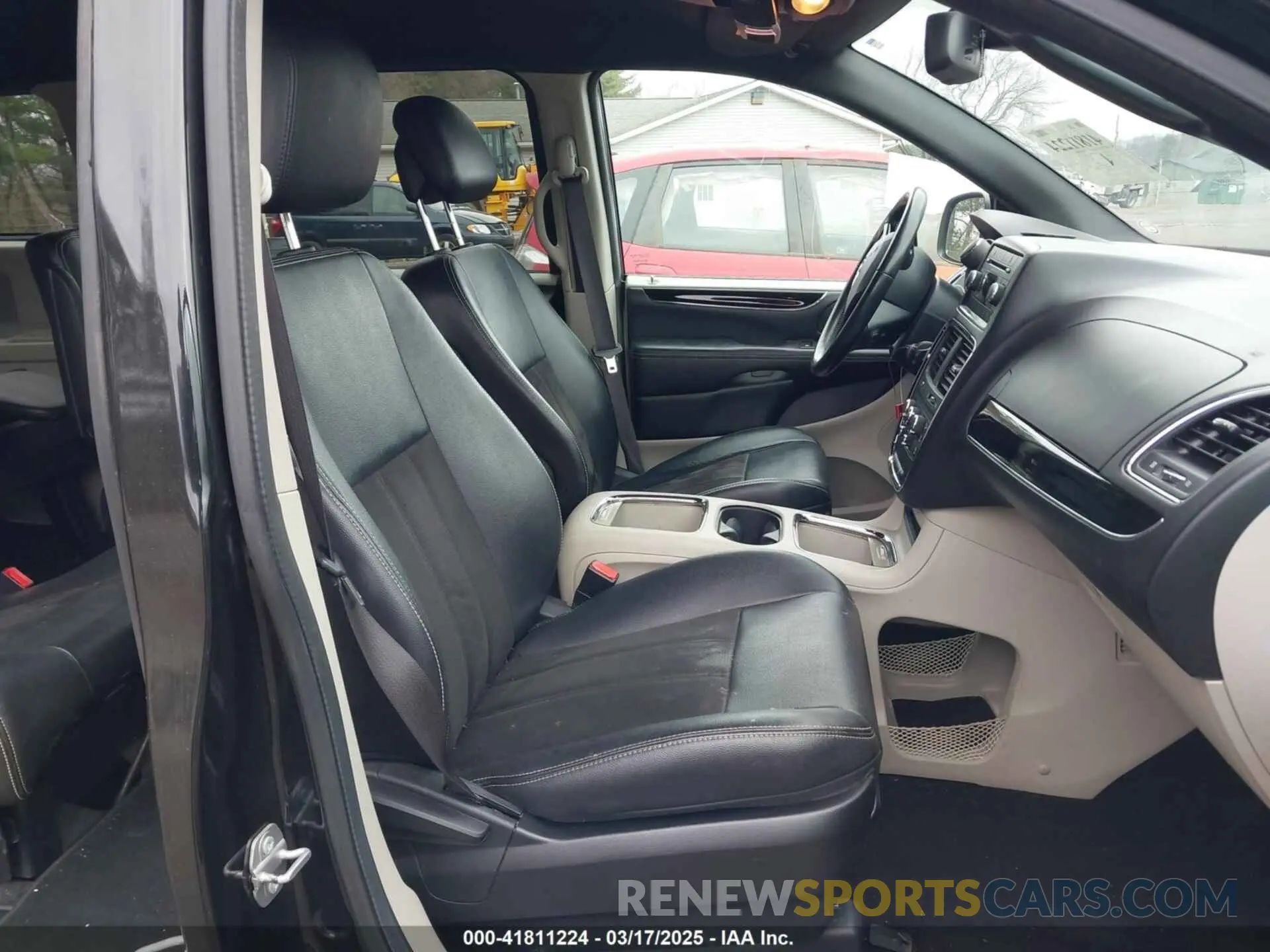 5 Photograph of a damaged car 2C4RDGCG0KR692444 DODGE GRAND CARAVAN 2019