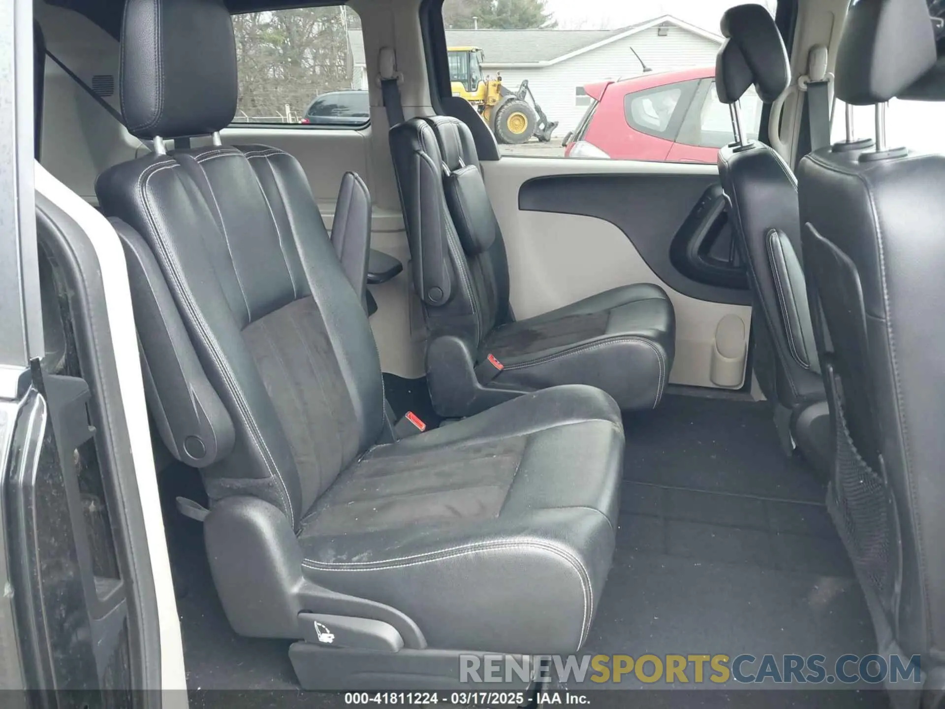 8 Photograph of a damaged car 2C4RDGCG0KR692444 DODGE GRAND CARAVAN 2019