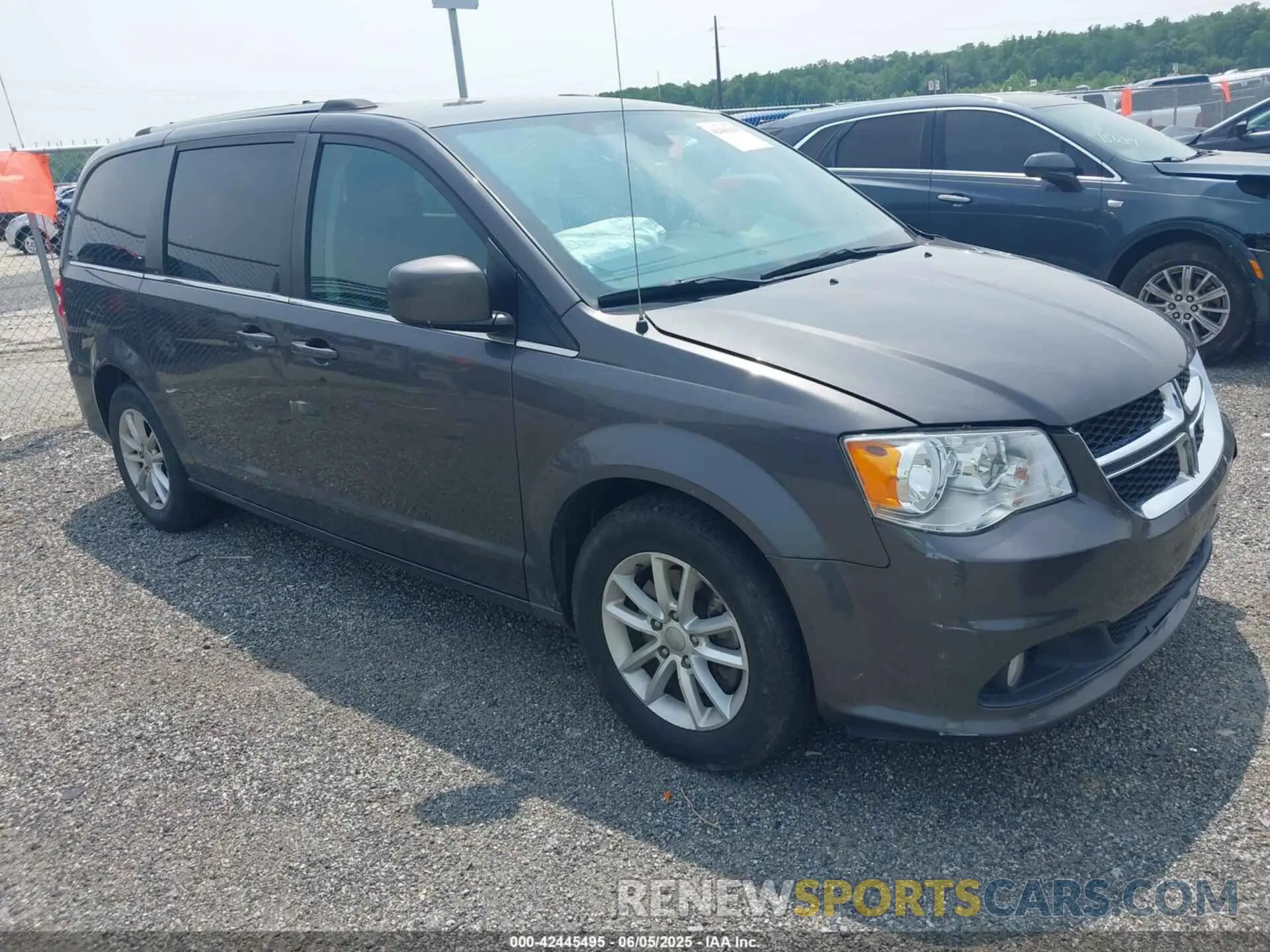 1 Photograph of a damaged car 2C4RDGCG0KR695358 DODGE GRAND CARAVAN 2019