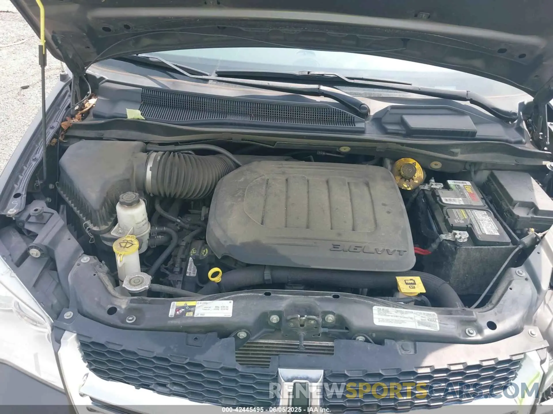 10 Photograph of a damaged car 2C4RDGCG0KR695358 DODGE GRAND CARAVAN 2019
