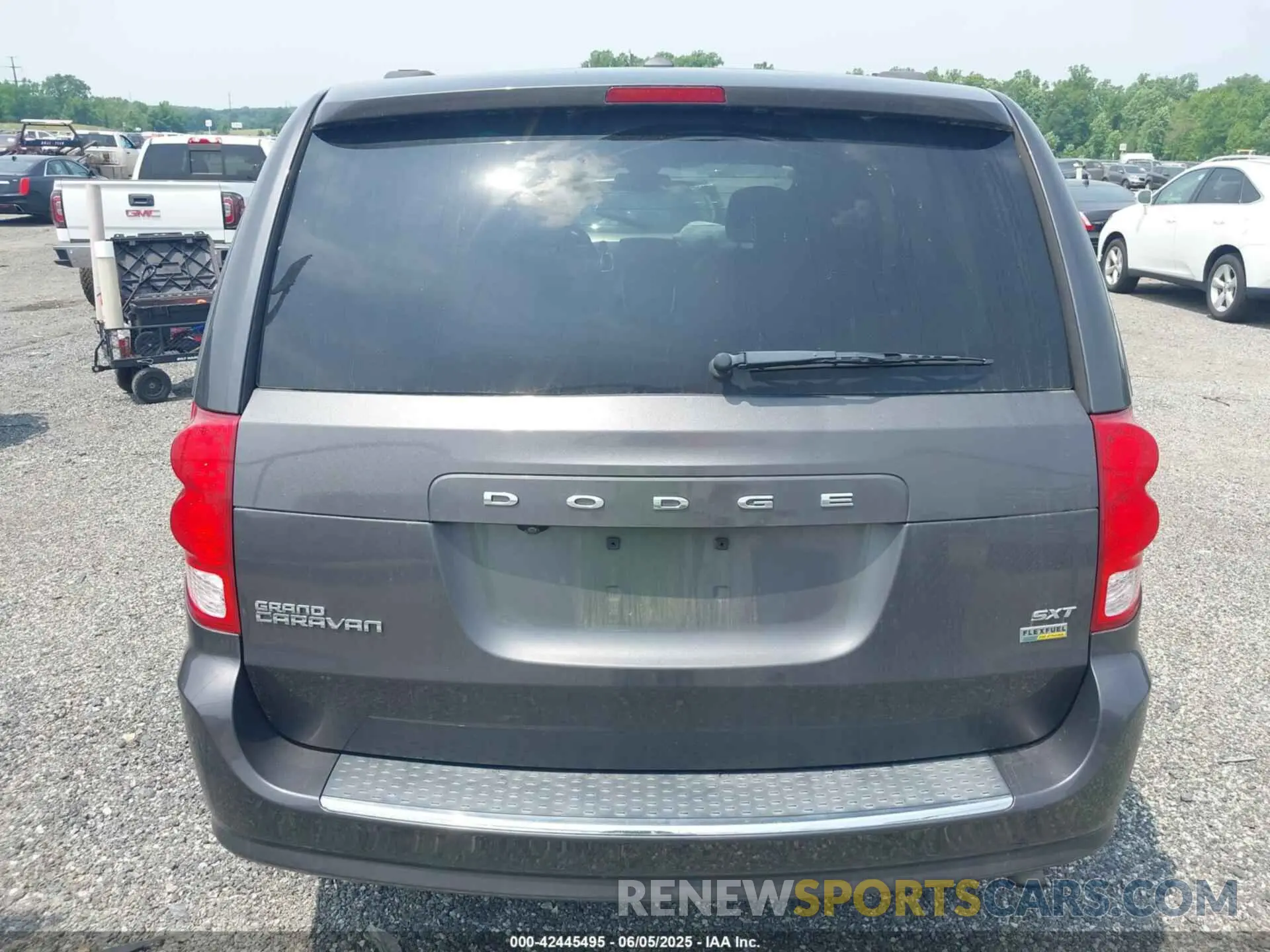 16 Photograph of a damaged car 2C4RDGCG0KR695358 DODGE GRAND CARAVAN 2019