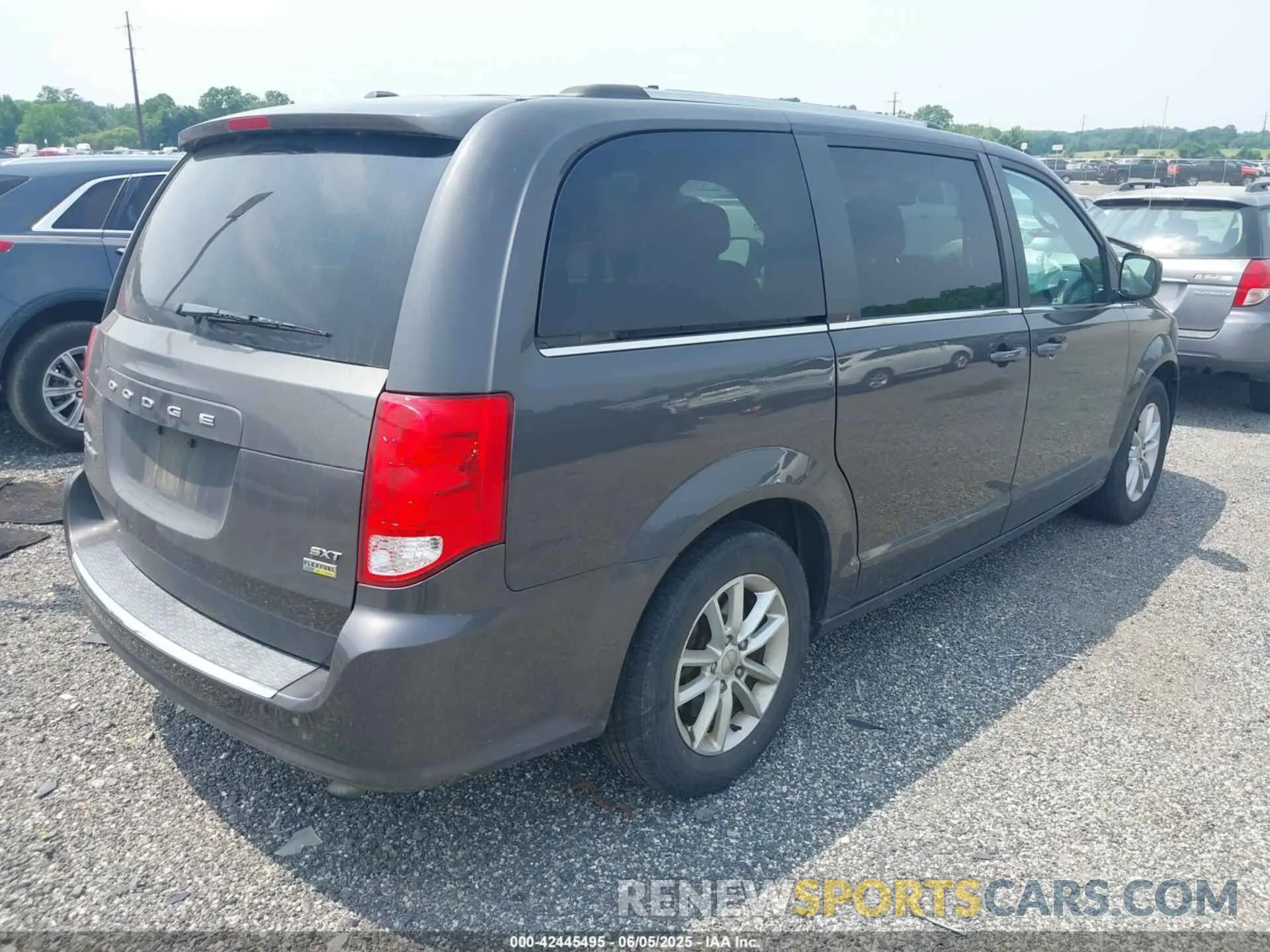 4 Photograph of a damaged car 2C4RDGCG0KR695358 DODGE GRAND CARAVAN 2019