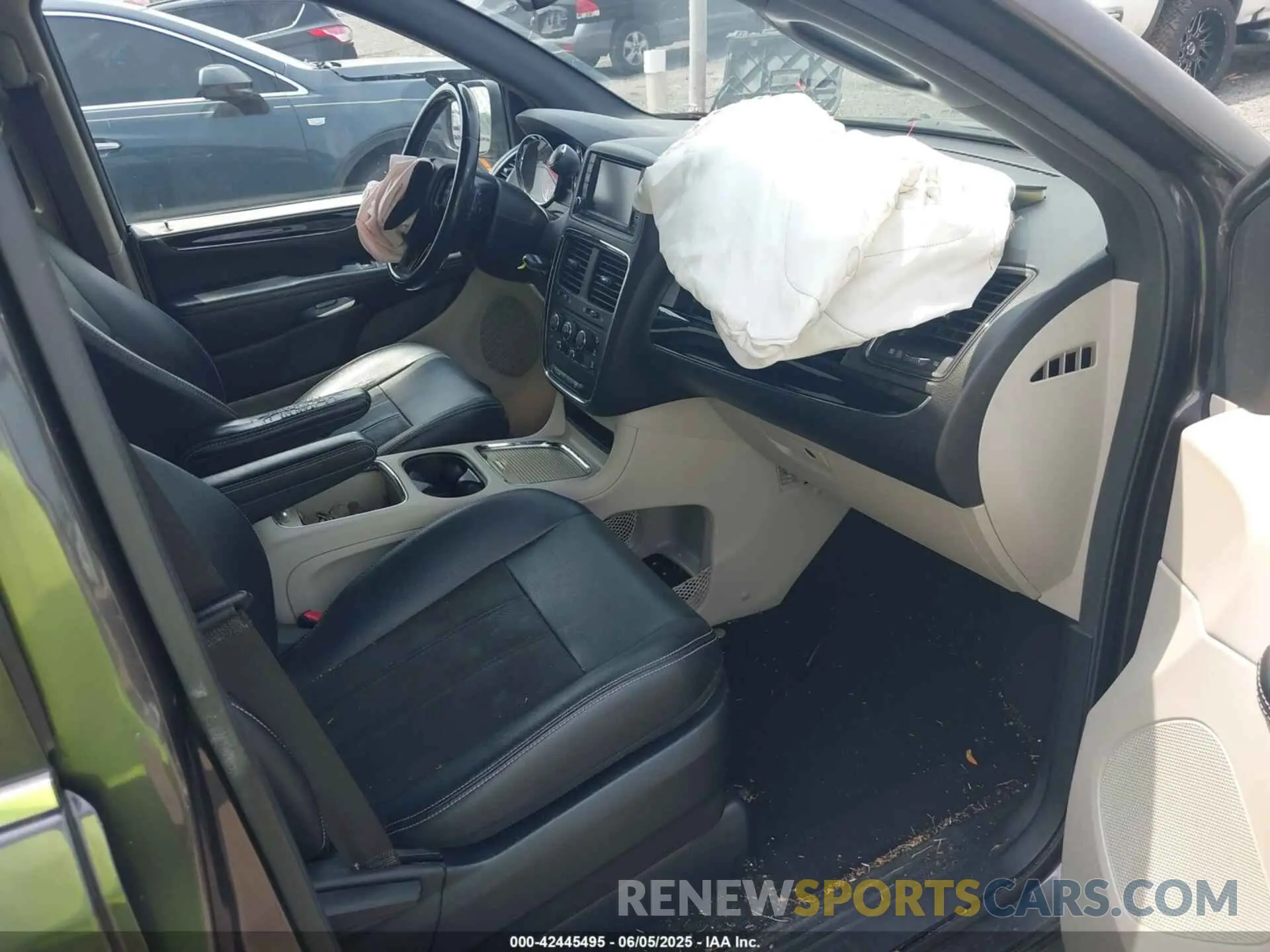 5 Photograph of a damaged car 2C4RDGCG0KR695358 DODGE GRAND CARAVAN 2019