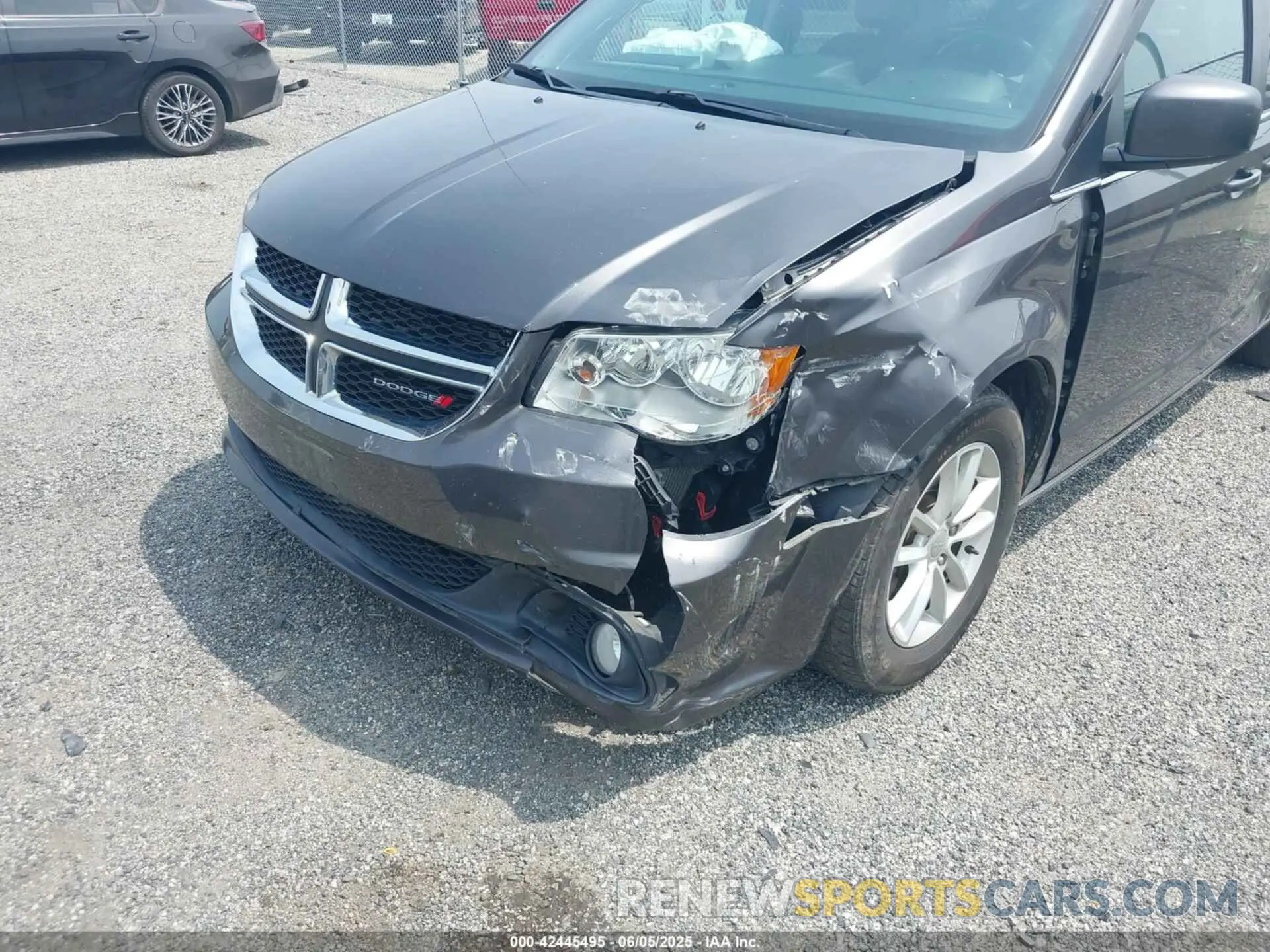 6 Photograph of a damaged car 2C4RDGCG0KR695358 DODGE GRAND CARAVAN 2019
