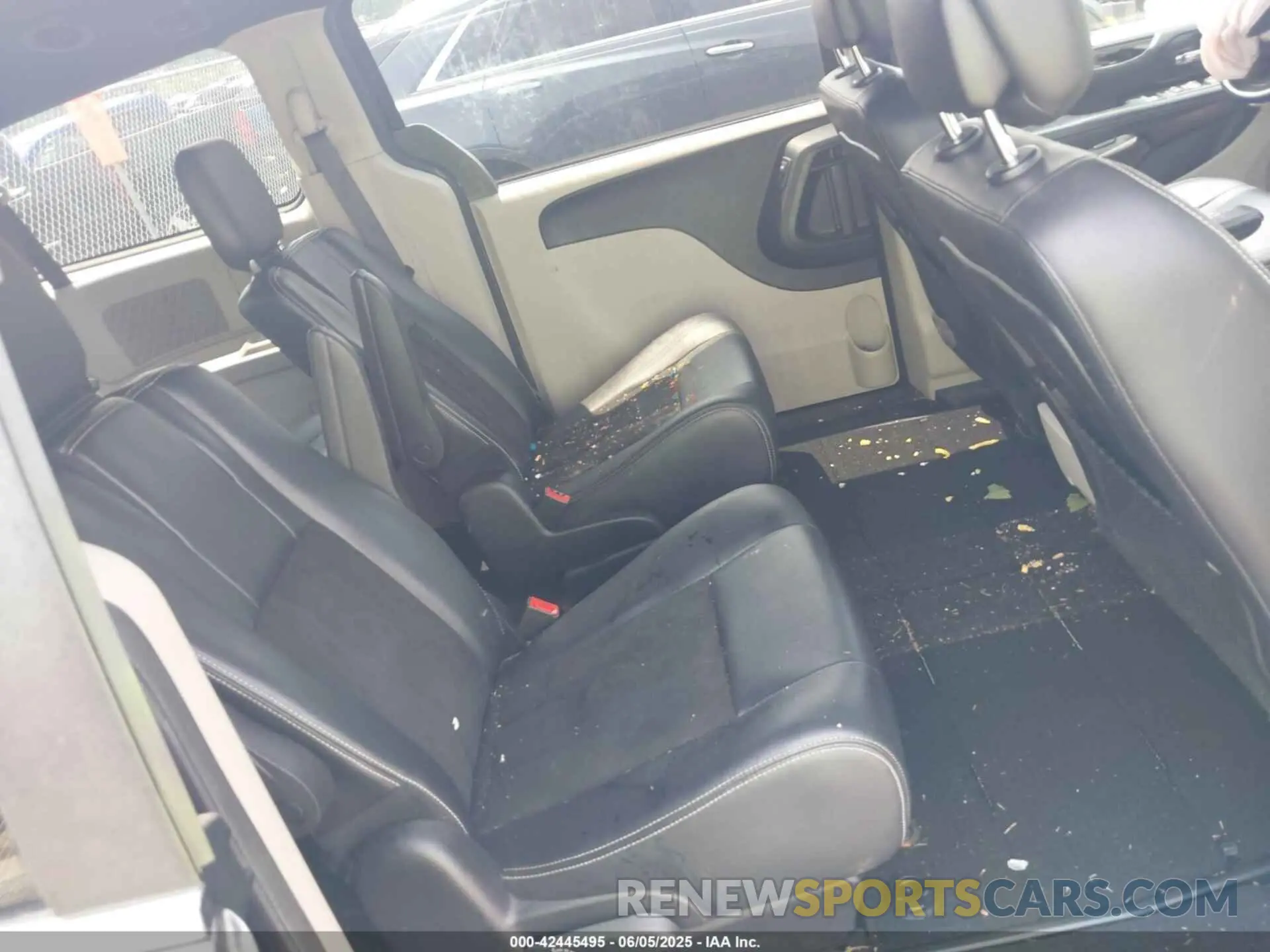 8 Photograph of a damaged car 2C4RDGCG0KR695358 DODGE GRAND CARAVAN 2019