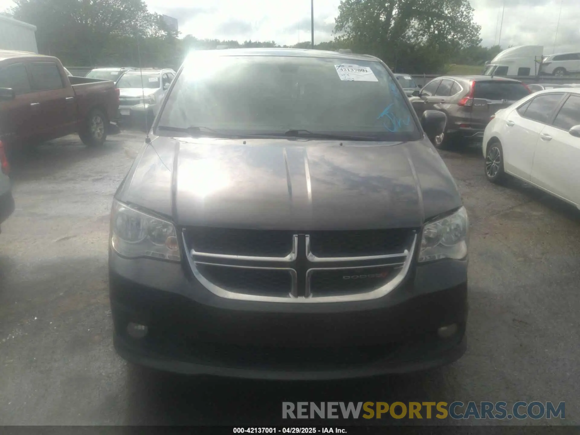 12 Photograph of a damaged car 2C4RDGCG0KR718346 DODGE GRAND CARAVAN 2019