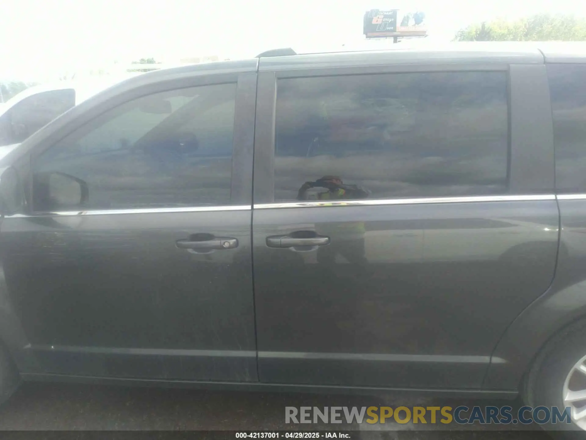 14 Photograph of a damaged car 2C4RDGCG0KR718346 DODGE GRAND CARAVAN 2019