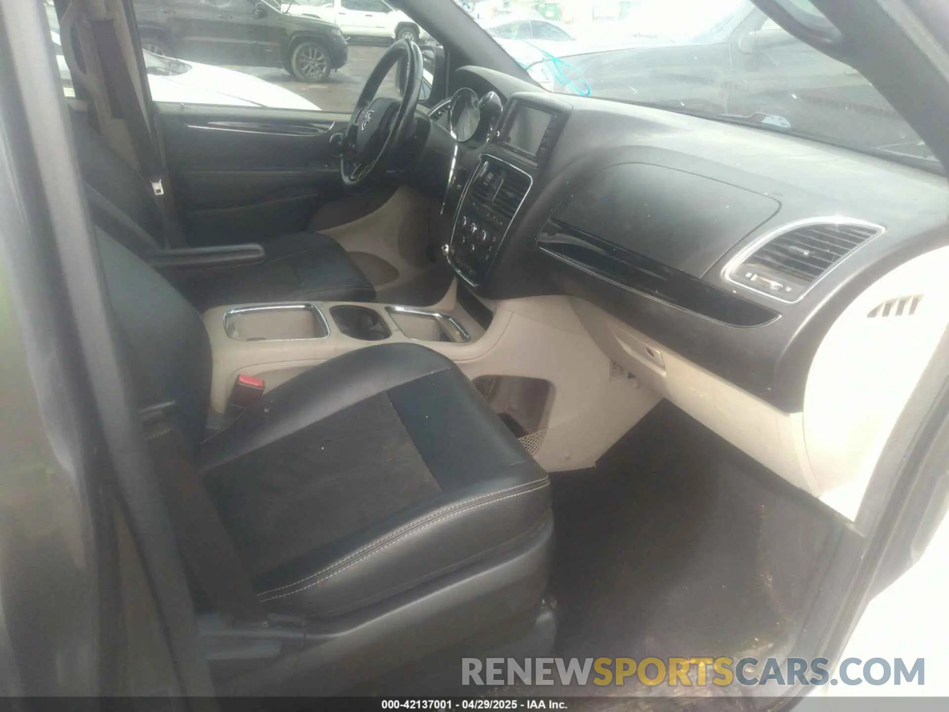 5 Photograph of a damaged car 2C4RDGCG0KR718346 DODGE GRAND CARAVAN 2019