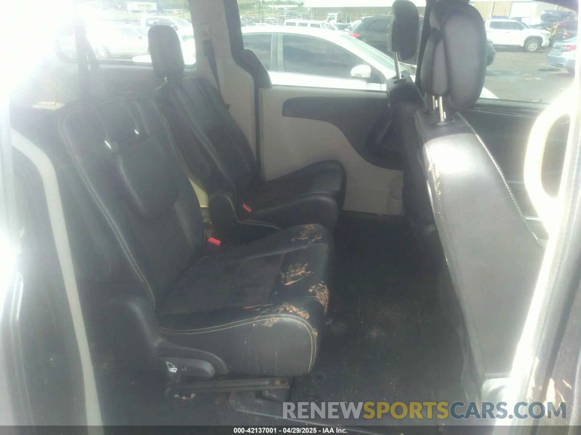 8 Photograph of a damaged car 2C4RDGCG0KR718346 DODGE GRAND CARAVAN 2019