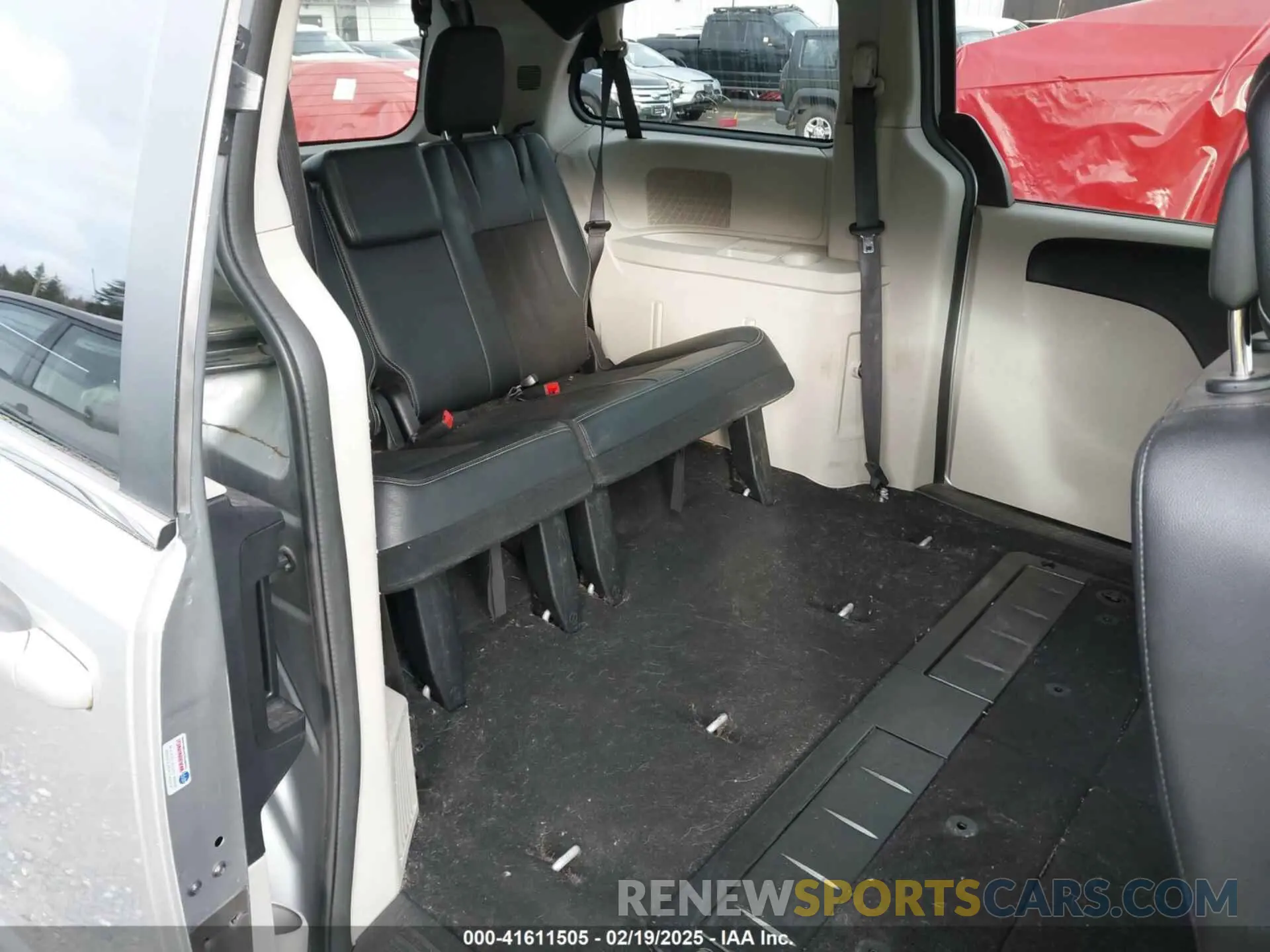 8 Photograph of a damaged car 2C4RDGCG0KR744946 DODGE GRAND CARAVAN 2019