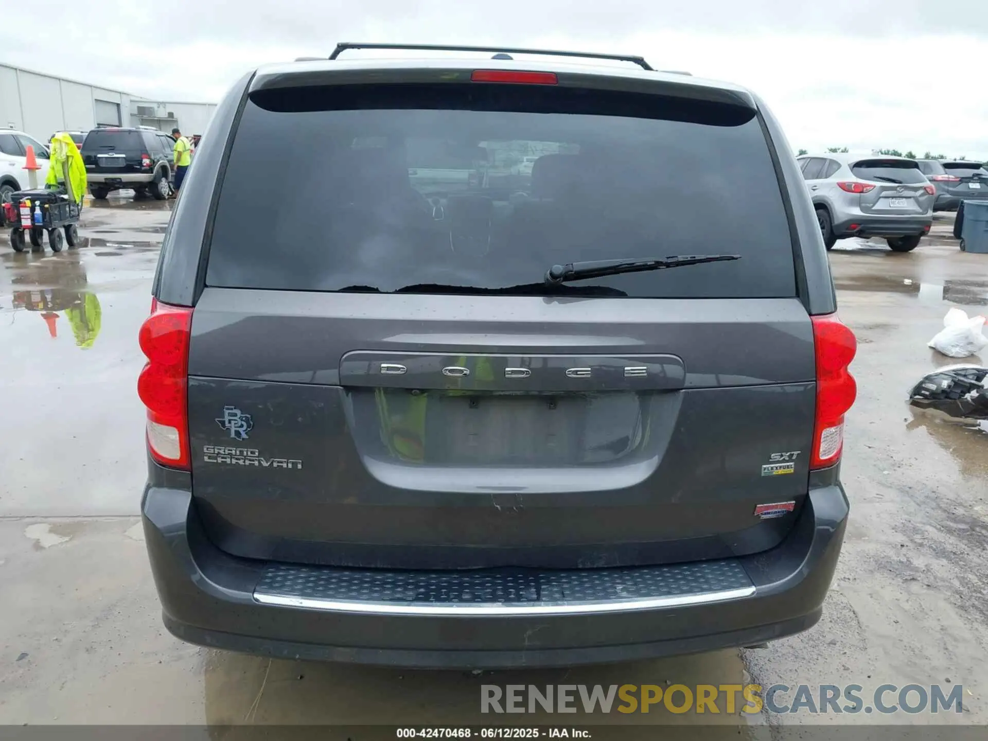 17 Photograph of a damaged car 2C4RDGCG0KR775775 DODGE GRAND CARAVAN 2019
