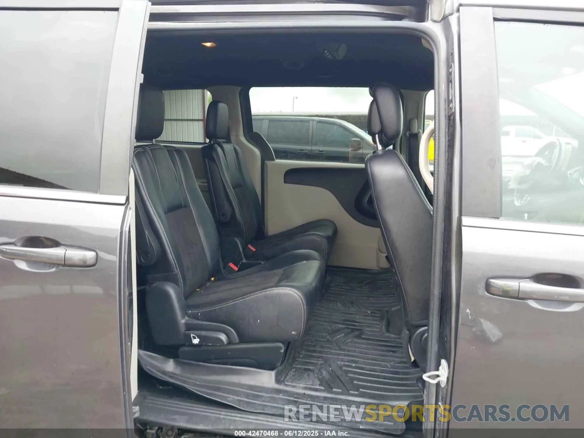 8 Photograph of a damaged car 2C4RDGCG0KR775775 DODGE GRAND CARAVAN 2019