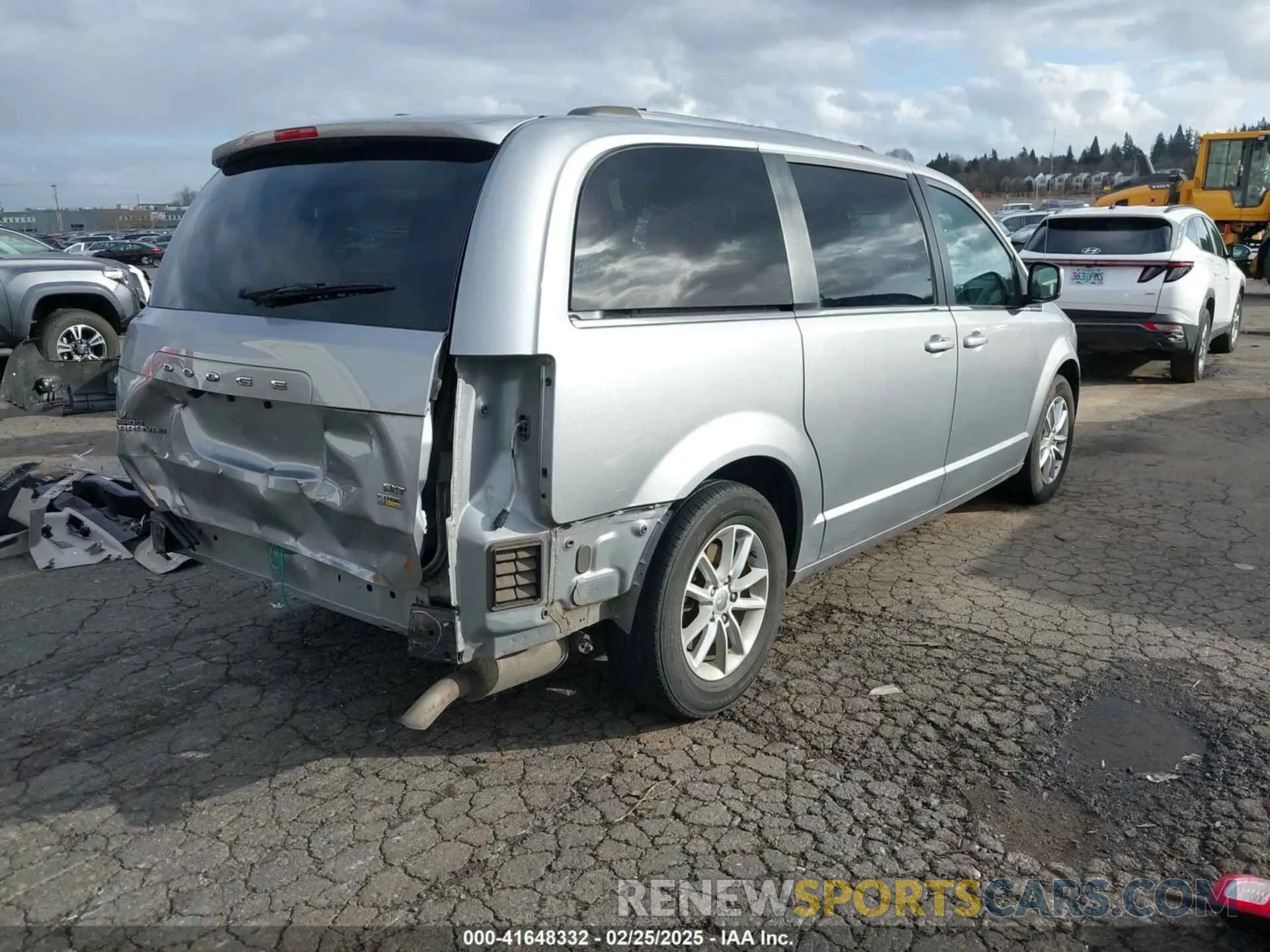 4 Photograph of a damaged car 2C4RDGCG0KR786940 DODGE GRAND CARAVAN 2019