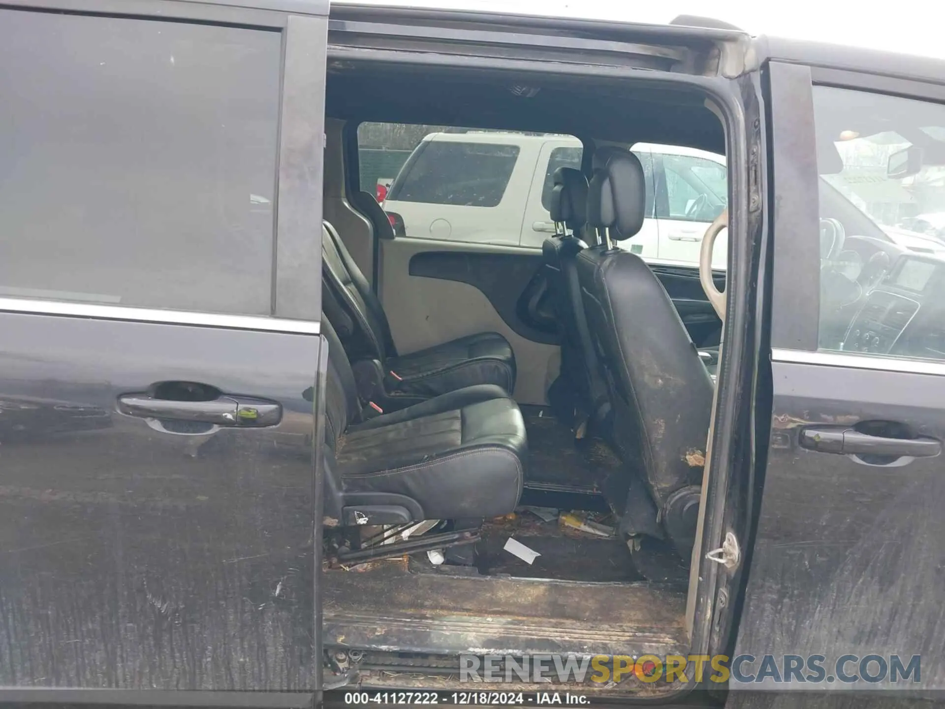 8 Photograph of a damaged car 2C4RDGCG1KR544996 DODGE GRAND CARAVAN 2019