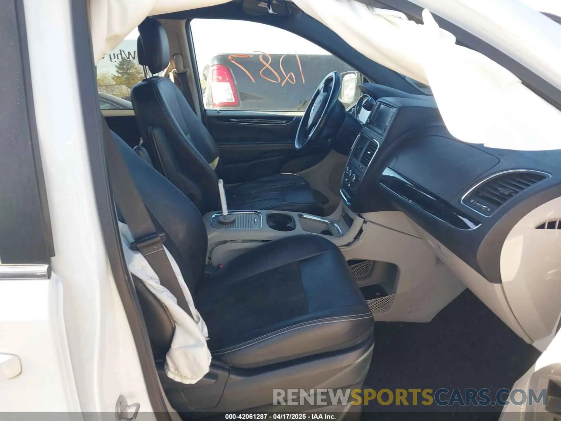 5 Photograph of a damaged car 2C4RDGCG1KR545775 DODGE GRAND CARAVAN 2019