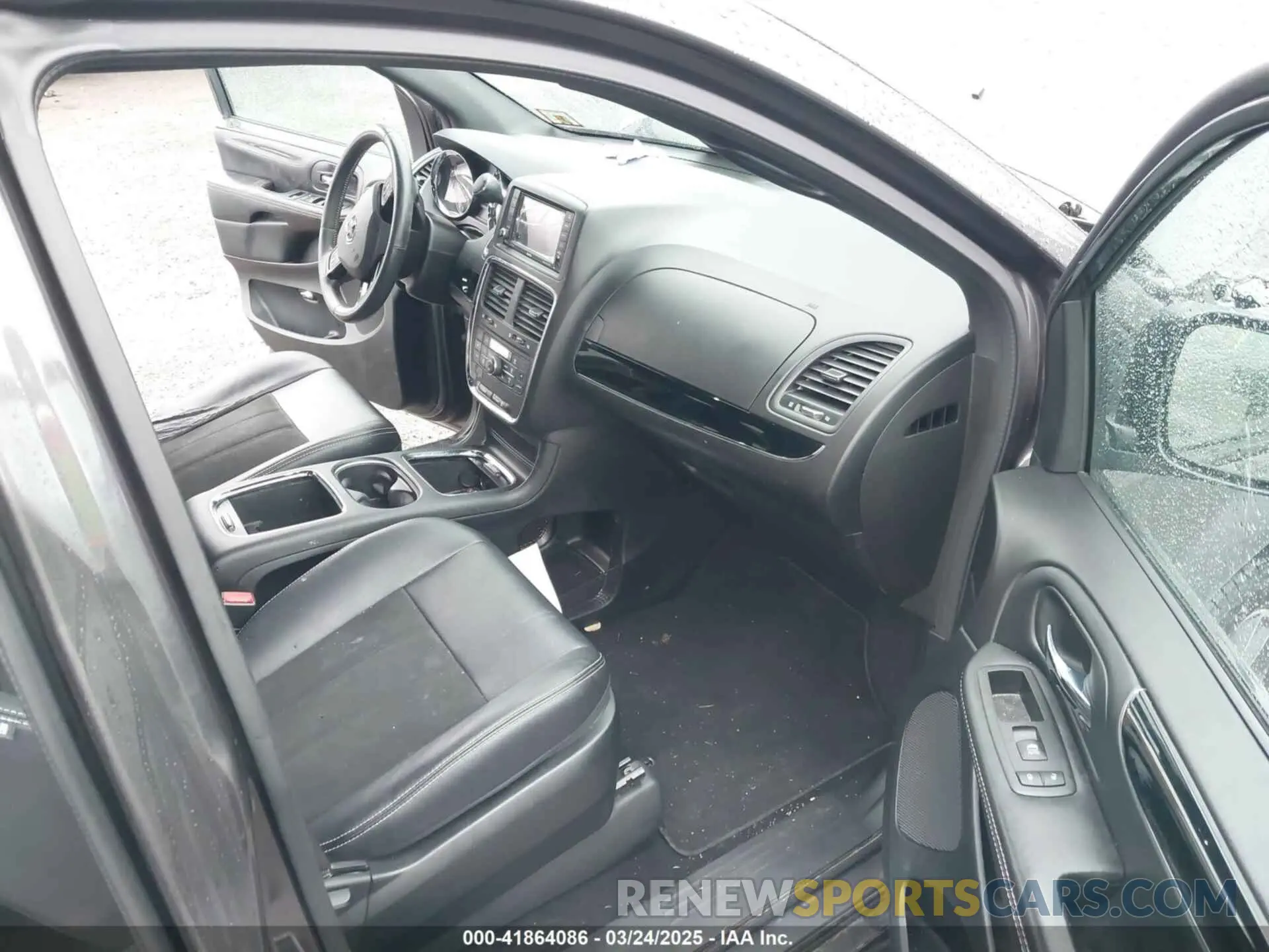 5 Photograph of a damaged car 2C4RDGCG1KR546733 DODGE GRAND CARAVAN 2019