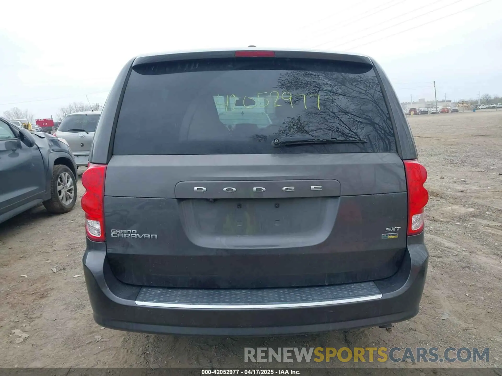17 Photograph of a damaged car 2C4RDGCG1KR663986 DODGE GRAND CARAVAN 2019