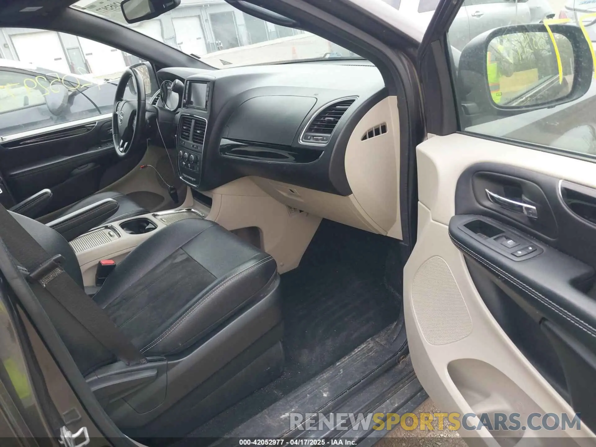 5 Photograph of a damaged car 2C4RDGCG1KR663986 DODGE GRAND CARAVAN 2019