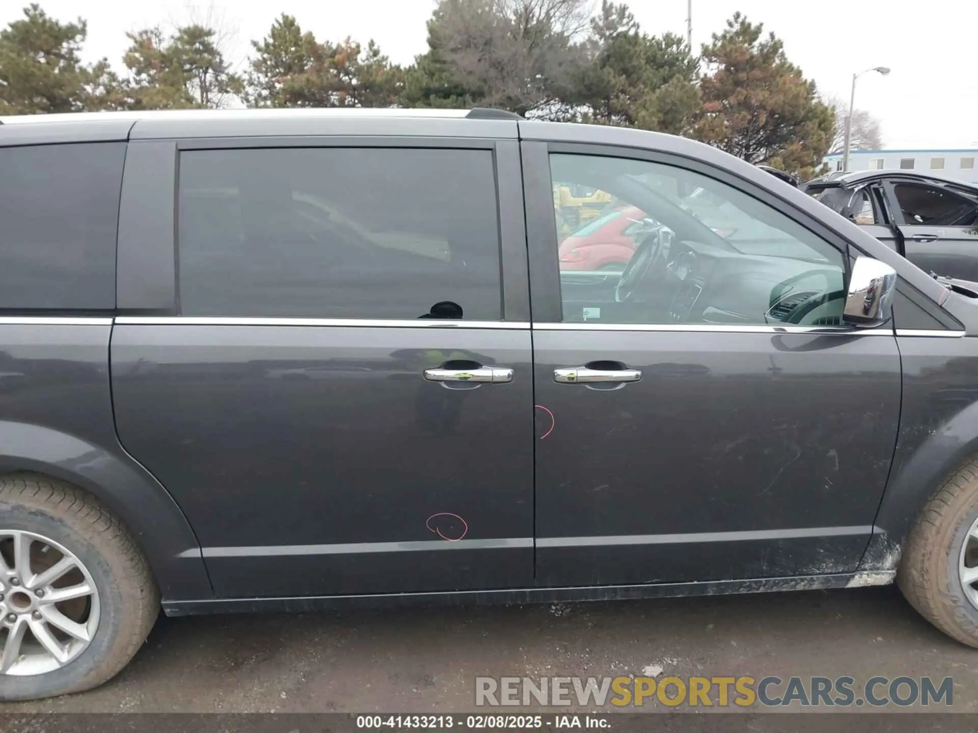 14 Photograph of a damaged car 2C4RDGCG1KR690850 DODGE GRAND CARAVAN 2019