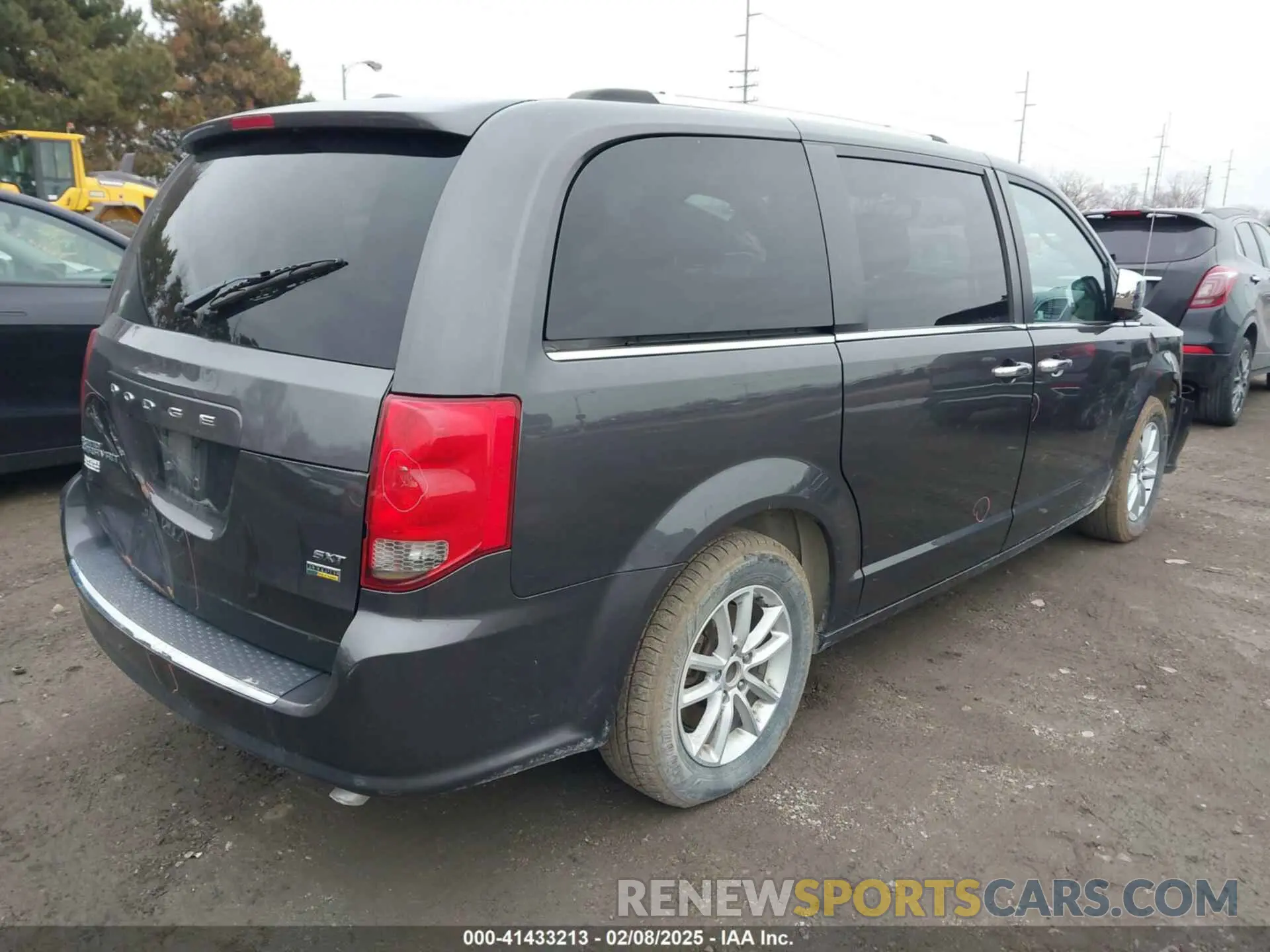 4 Photograph of a damaged car 2C4RDGCG1KR690850 DODGE GRAND CARAVAN 2019
