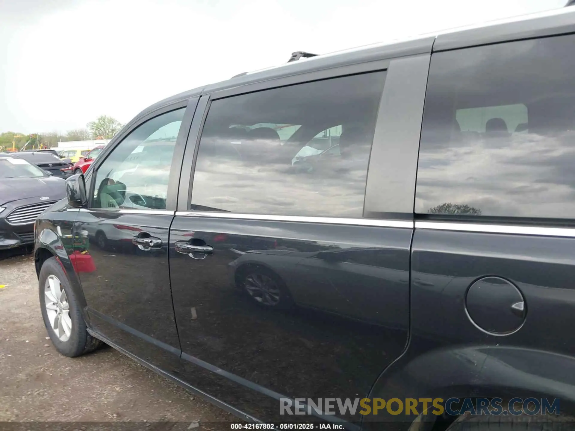 14 Photograph of a damaged car 2C4RDGCG2KR564111 DODGE GRAND CARAVAN 2019