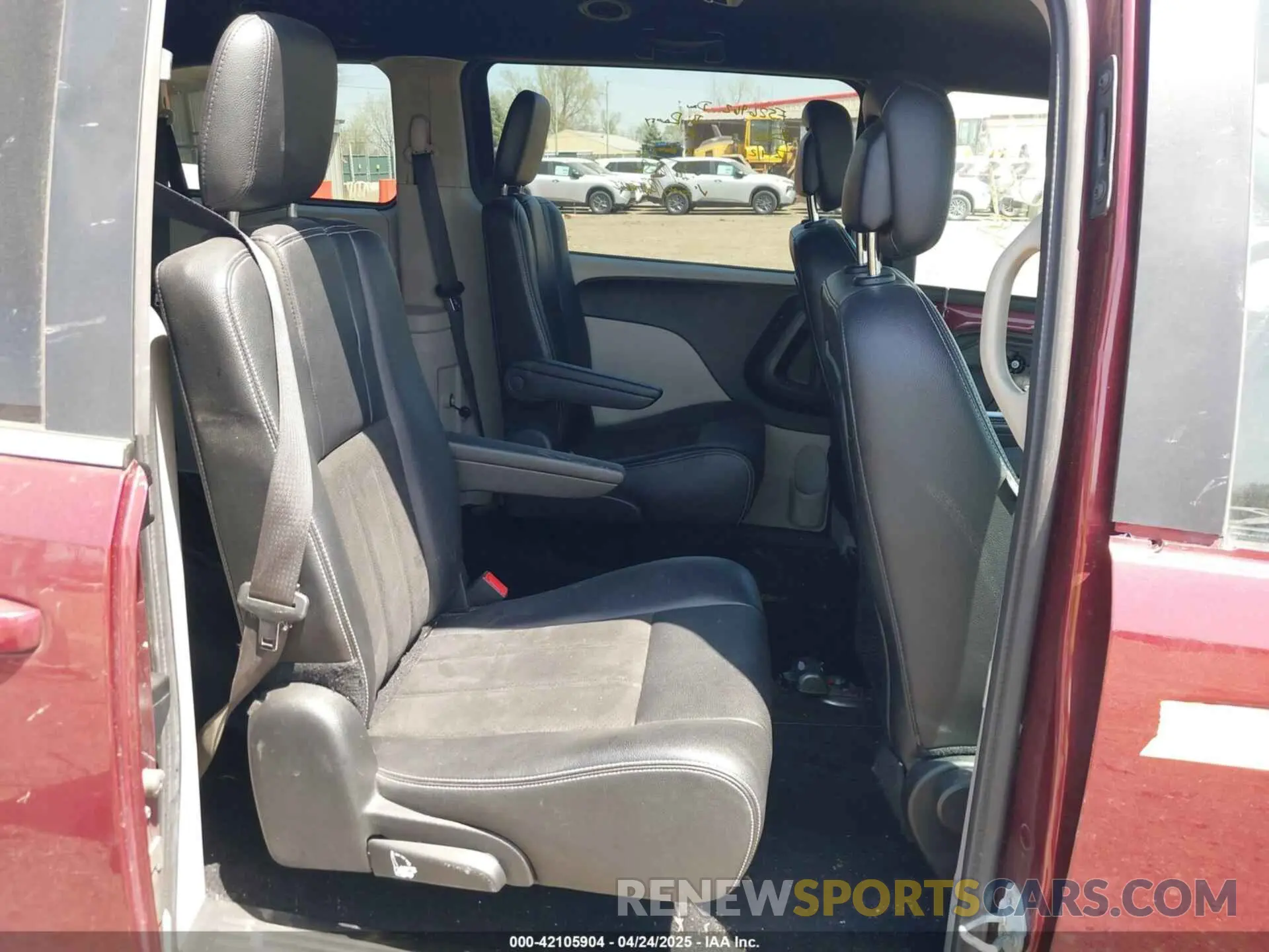 8 Photograph of a damaged car 2C4RDGCG2KR620385 DODGE GRAND CARAVAN 2019