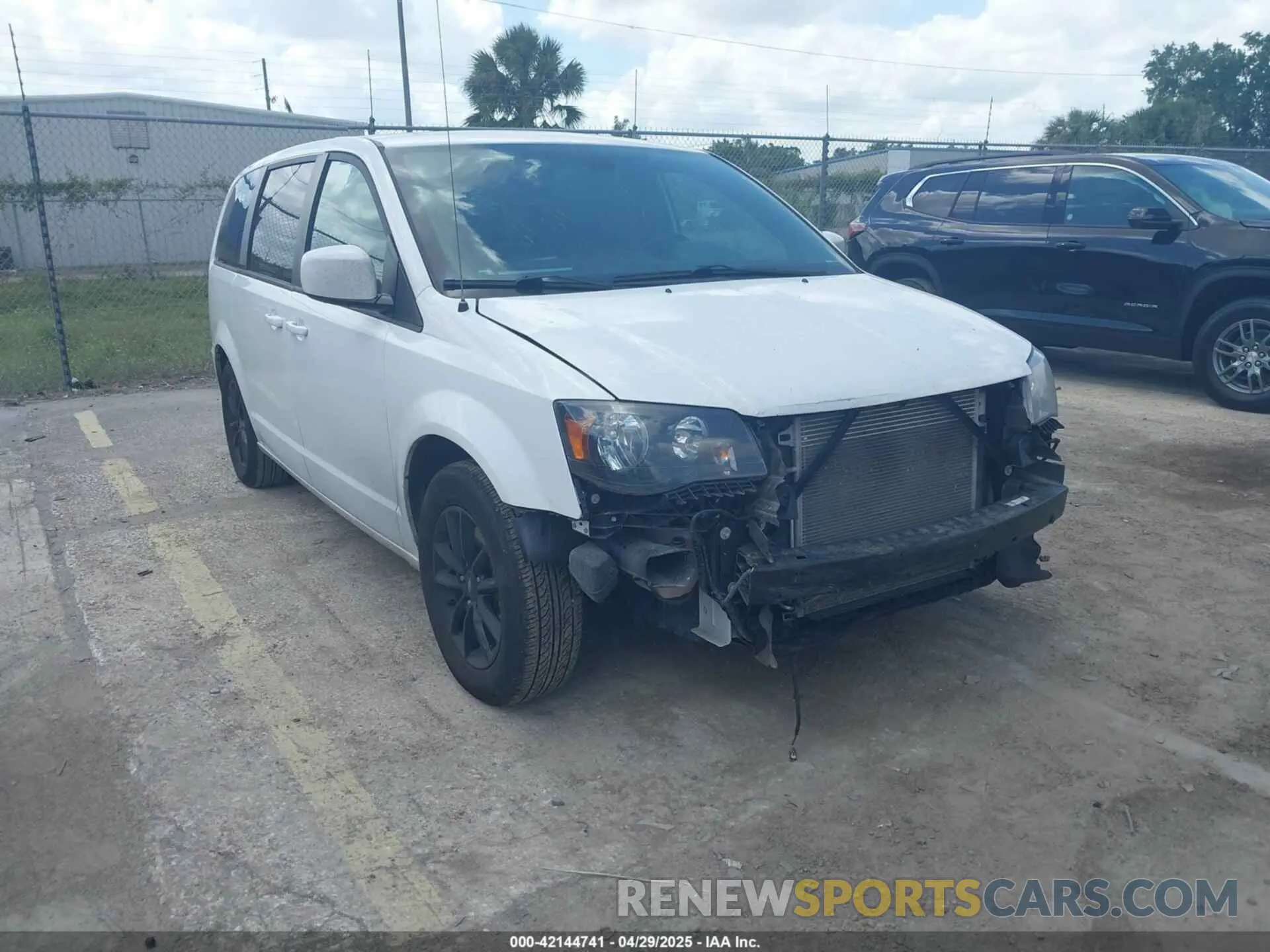 1 Photograph of a damaged car 2C4RDGCG2KR723127 DODGE GRAND CARAVAN 2019