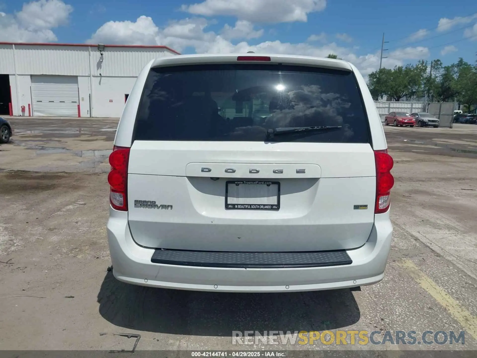 17 Photograph of a damaged car 2C4RDGCG2KR723127 DODGE GRAND CARAVAN 2019