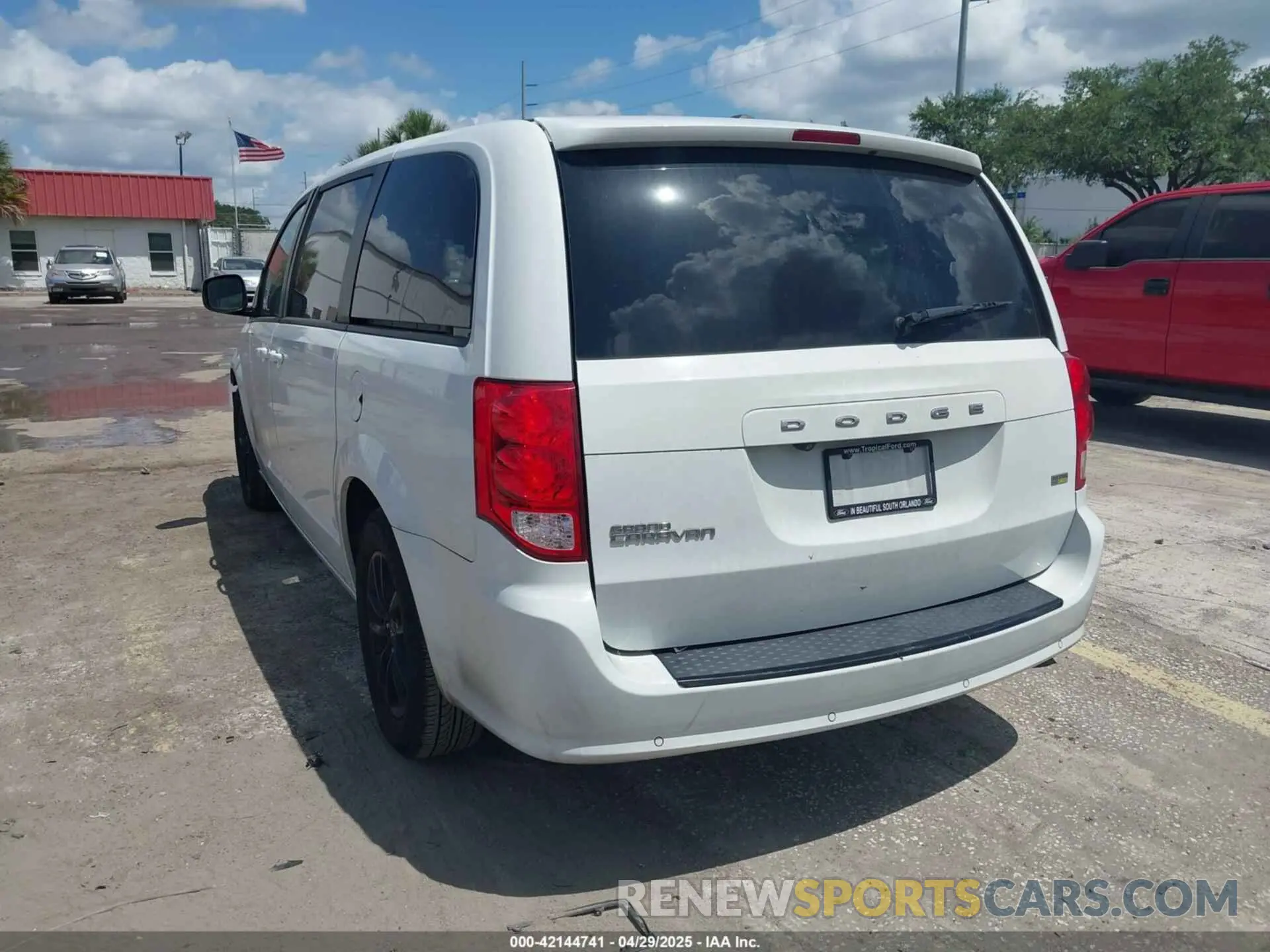 3 Photograph of a damaged car 2C4RDGCG2KR723127 DODGE GRAND CARAVAN 2019