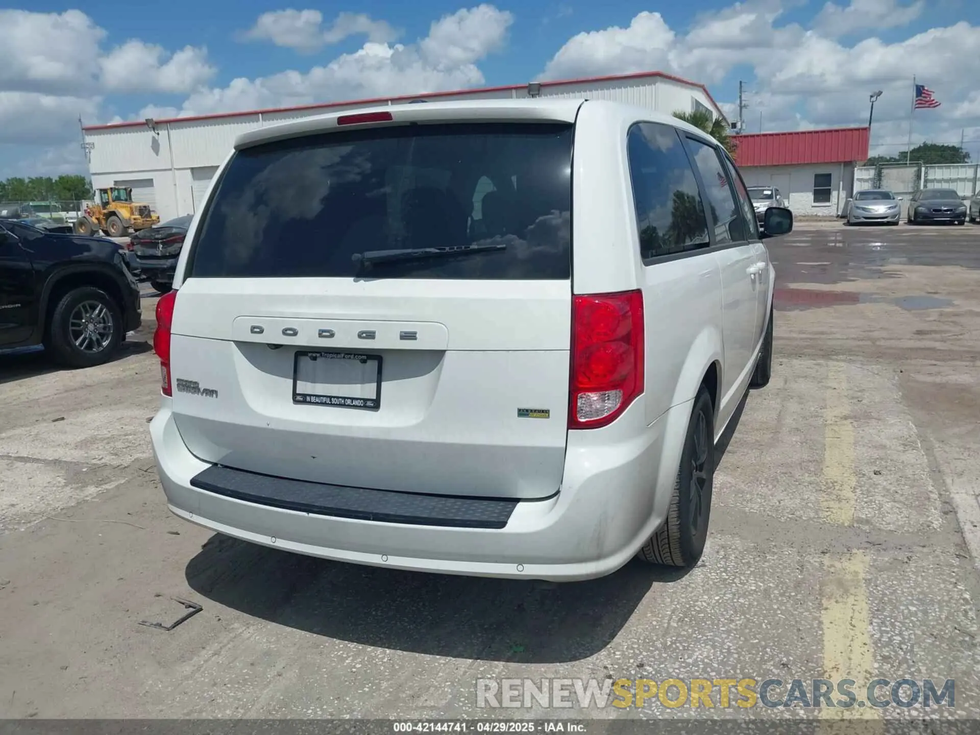 4 Photograph of a damaged car 2C4RDGCG2KR723127 DODGE GRAND CARAVAN 2019
