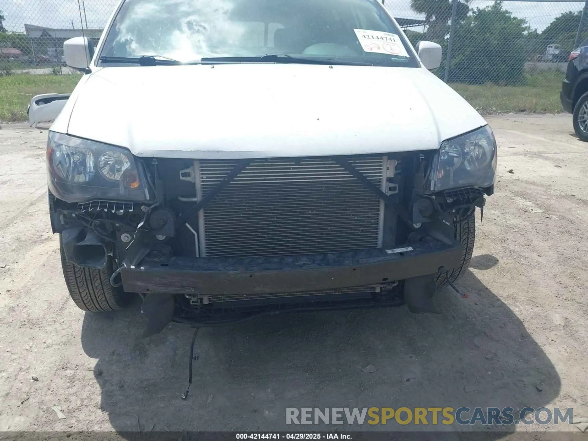 6 Photograph of a damaged car 2C4RDGCG2KR723127 DODGE GRAND CARAVAN 2019