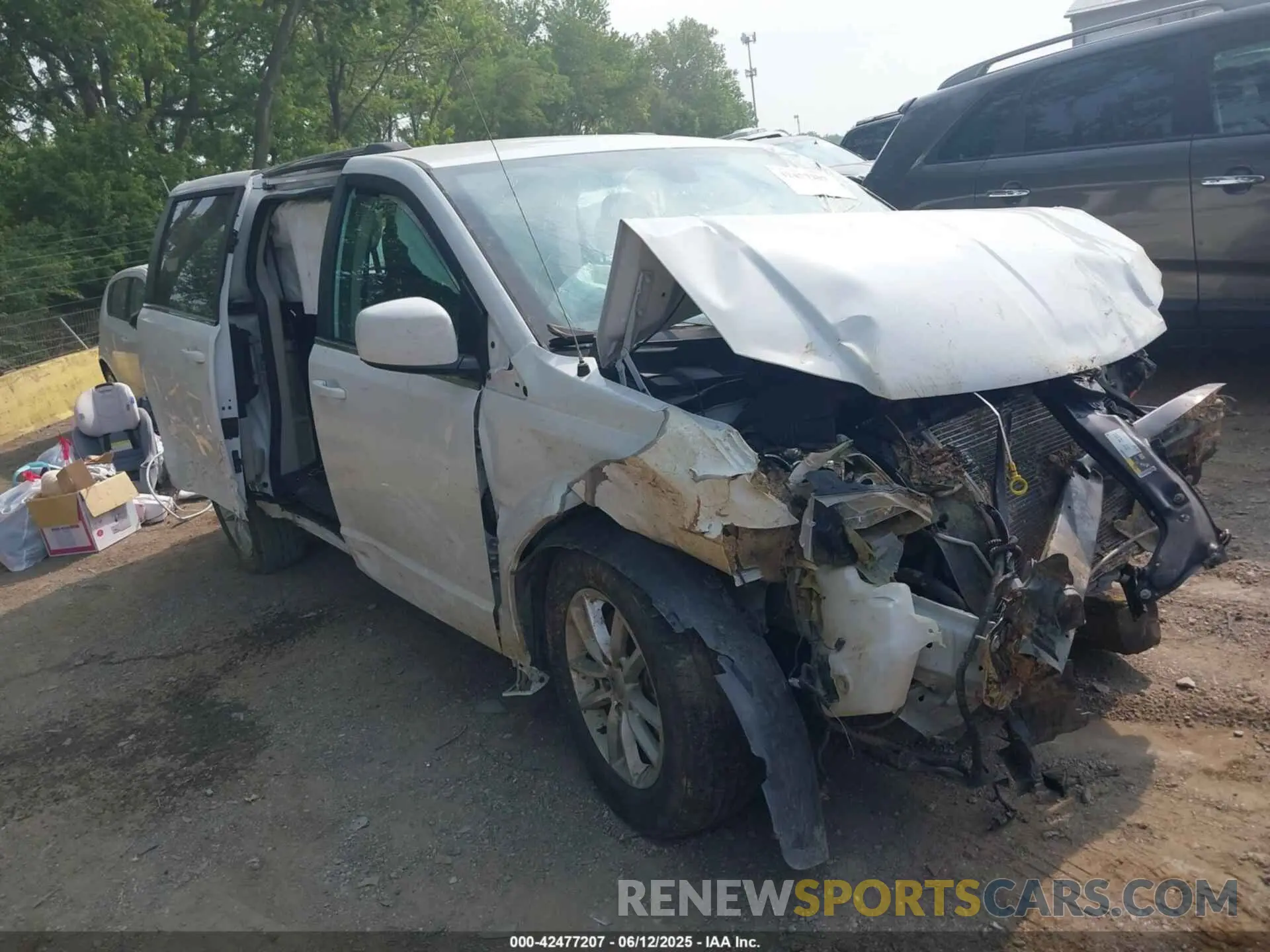 1 Photograph of a damaged car 2C4RDGCG2KR726173 DODGE GRAND CARAVAN 2019