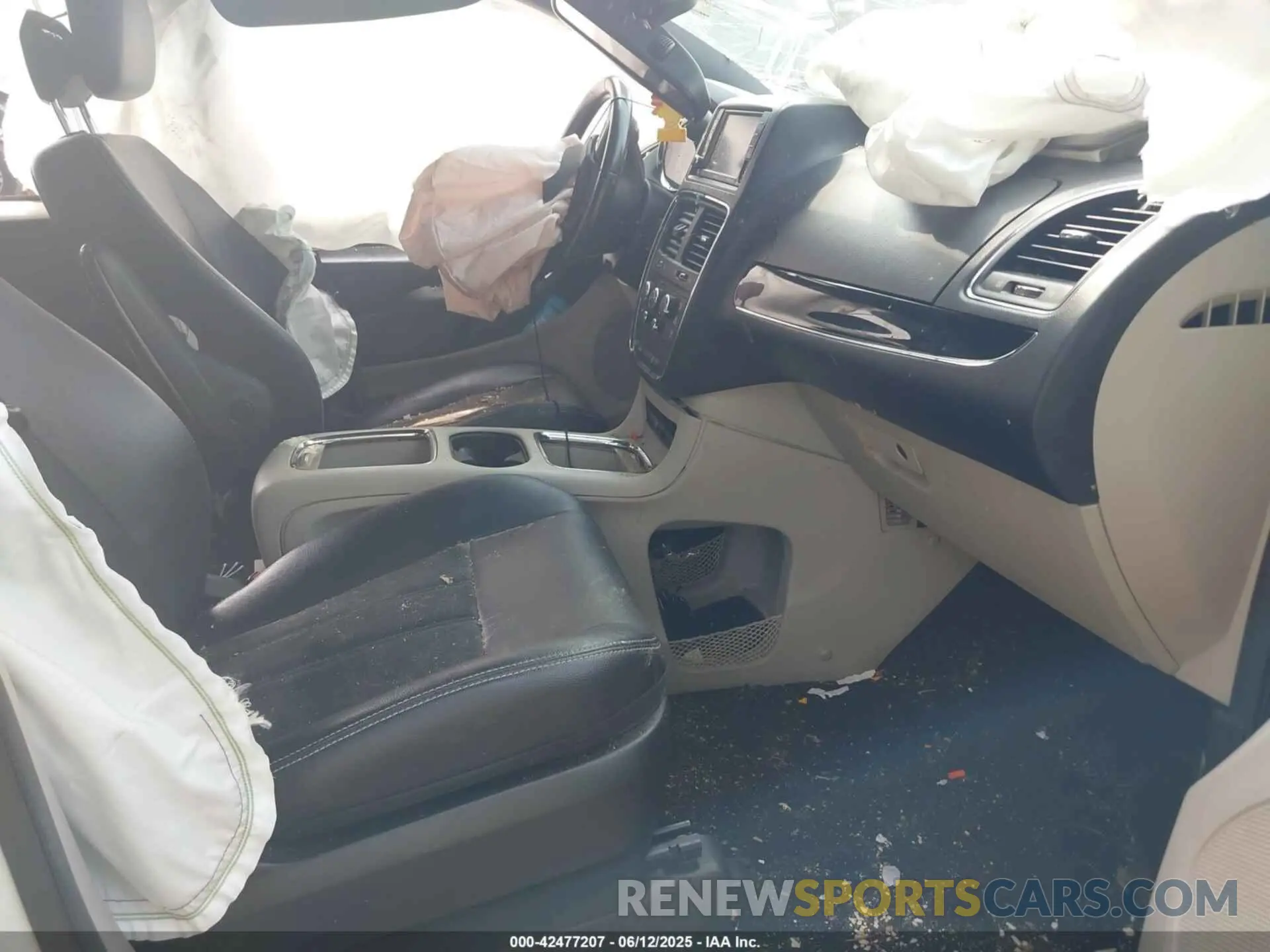 5 Photograph of a damaged car 2C4RDGCG2KR726173 DODGE GRAND CARAVAN 2019