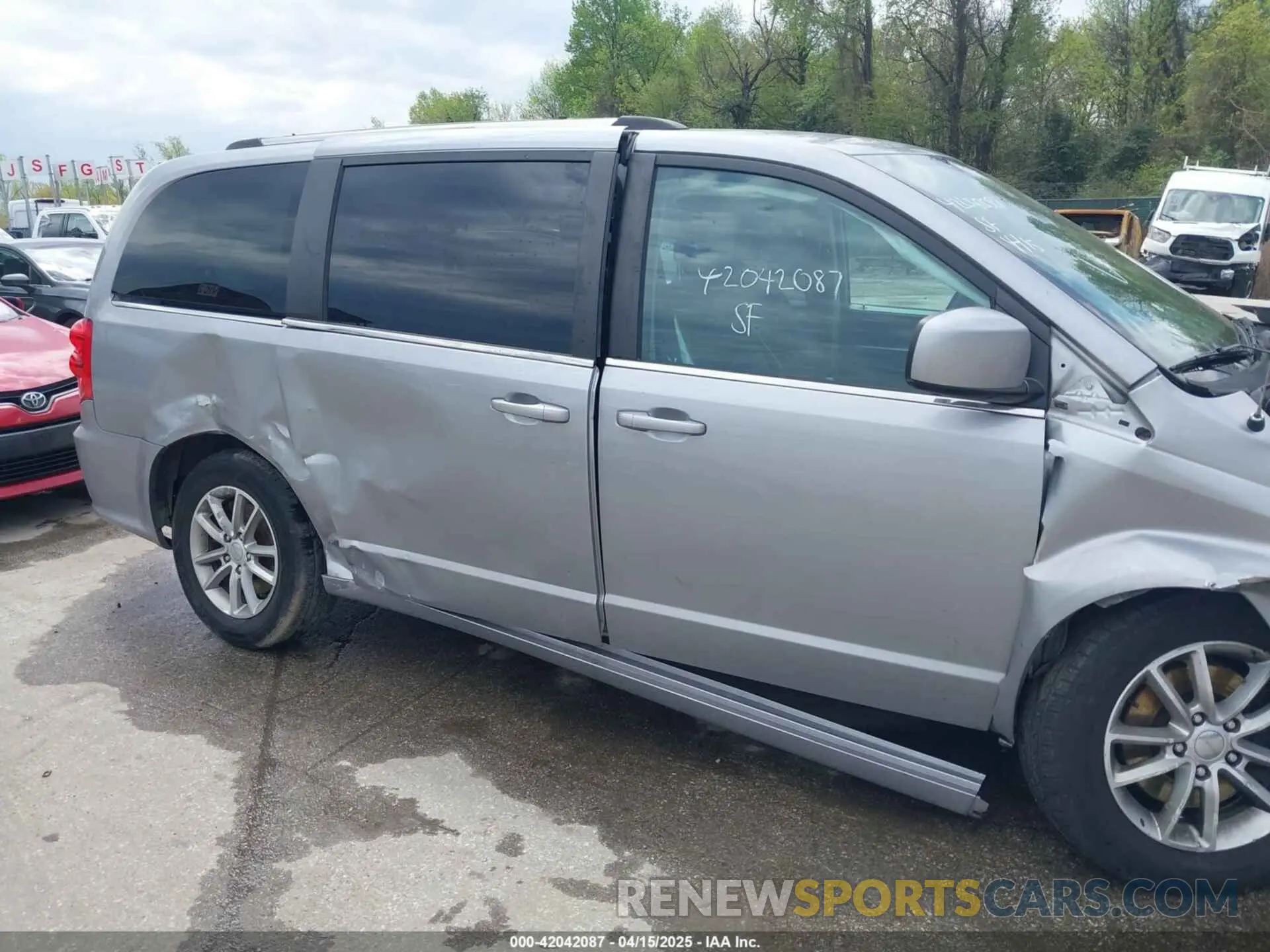 18 Photograph of a damaged car 2C4RDGCG2KR775504 DODGE GRAND CARAVAN 2019