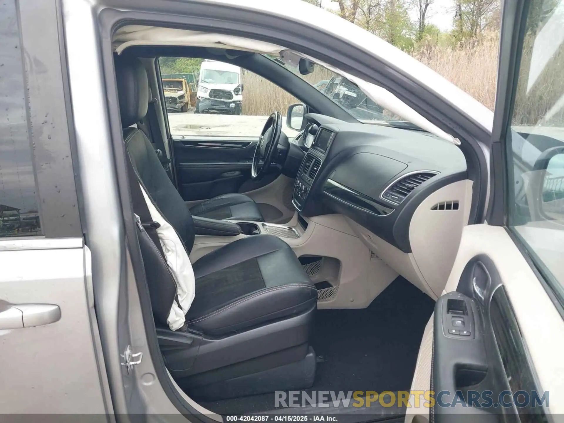 5 Photograph of a damaged car 2C4RDGCG2KR775504 DODGE GRAND CARAVAN 2019